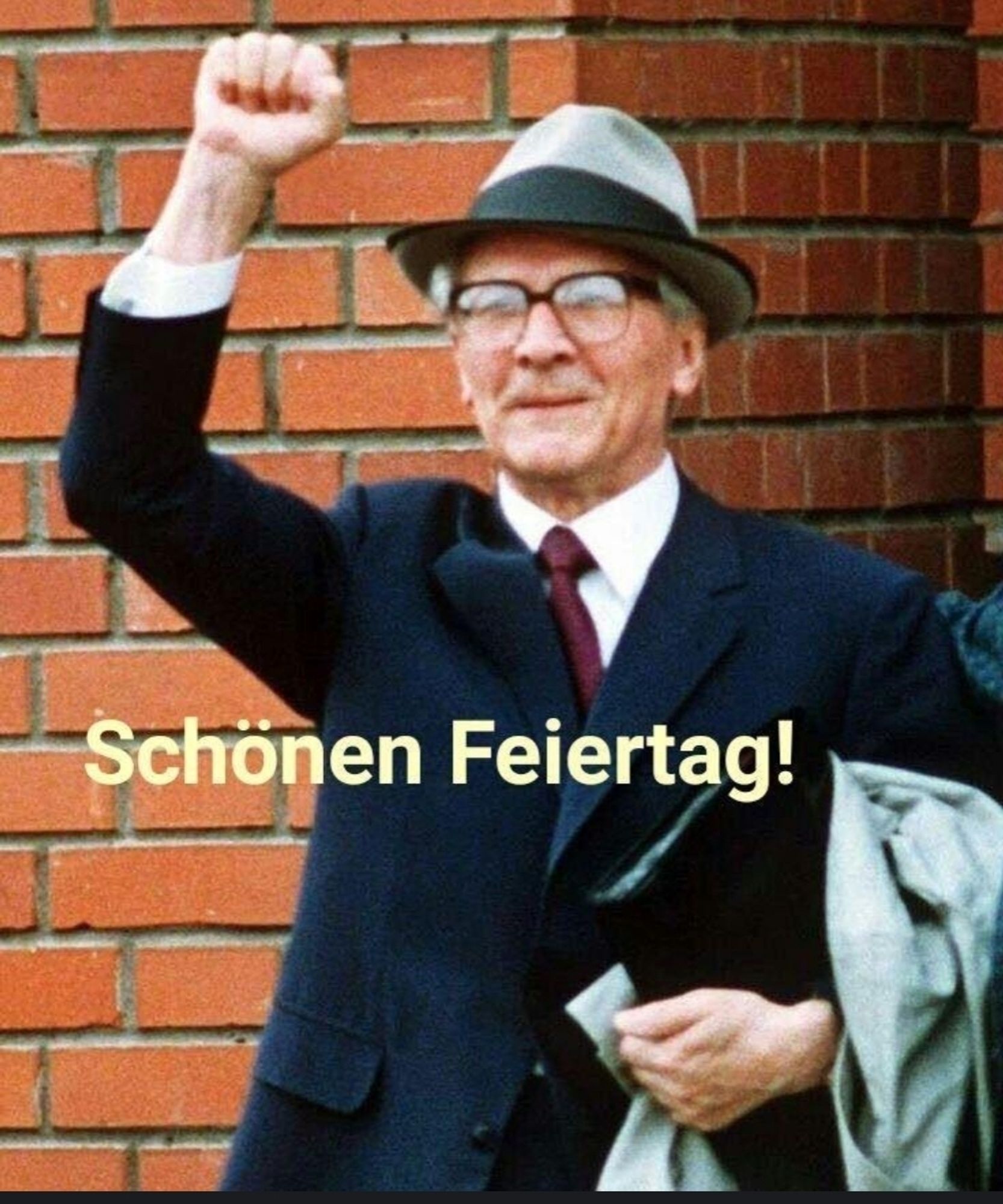 Alter Mann mit Hut, der die Faust ballt und aussieht wie Erich Honecker: Dazu der Spruch im Bild. Schönen Feiertag!