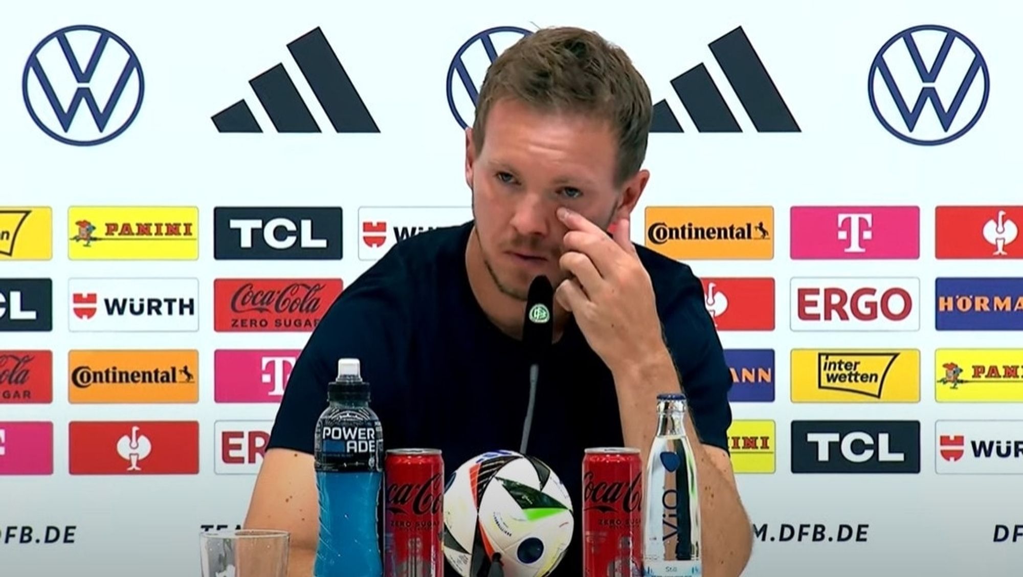 Foto von Julian Nagelsmann auf der Pressekonferenz mit Tränen in den Augen.