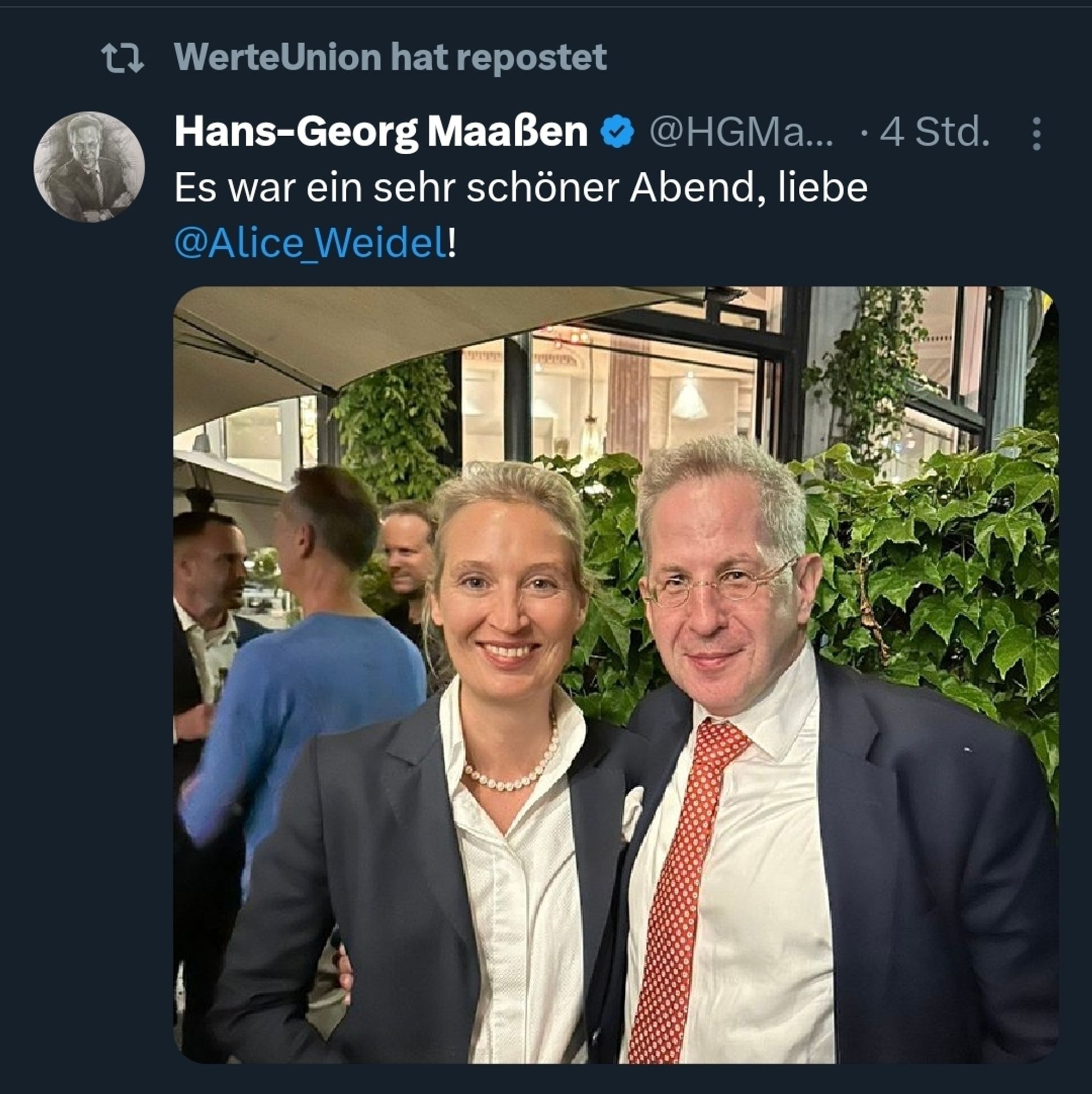 Tweet von Hans-Georg Maaßen. Foto von Maaßen Arm in Arm mit Alice Weidel. Dazu Tweettext:
Es war ein sehr schöner Abend, liebe Alice Weidel!