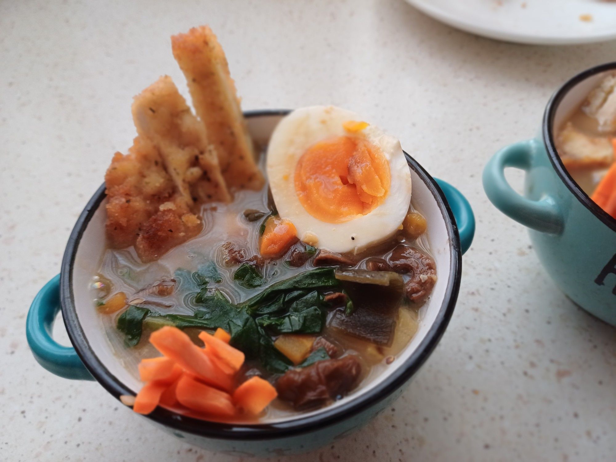 Ramen en otra taza
Bueno, pseudo ramen, una sopa con cosas más bien, no queremos indignar a nuestros queridos amigos japoneses