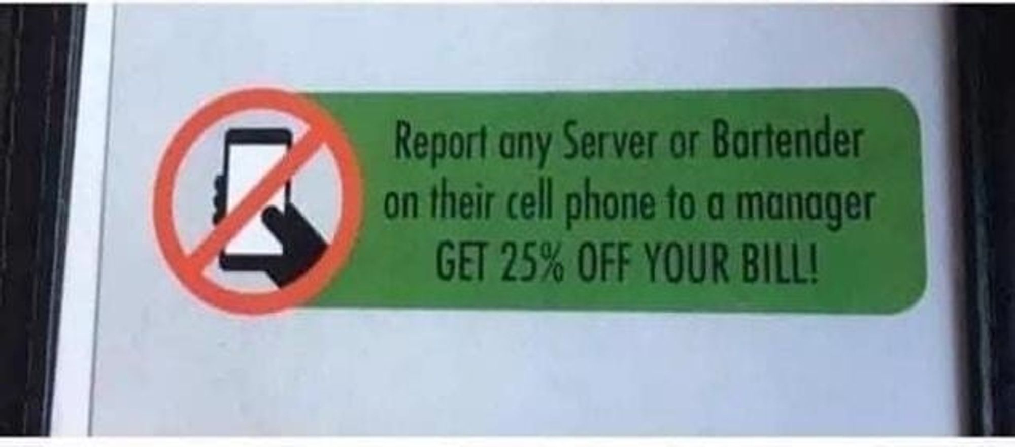 Panneau "Report any server or bartender on their cell phone to a manager
GET 25% OFF YOUR BILL !"