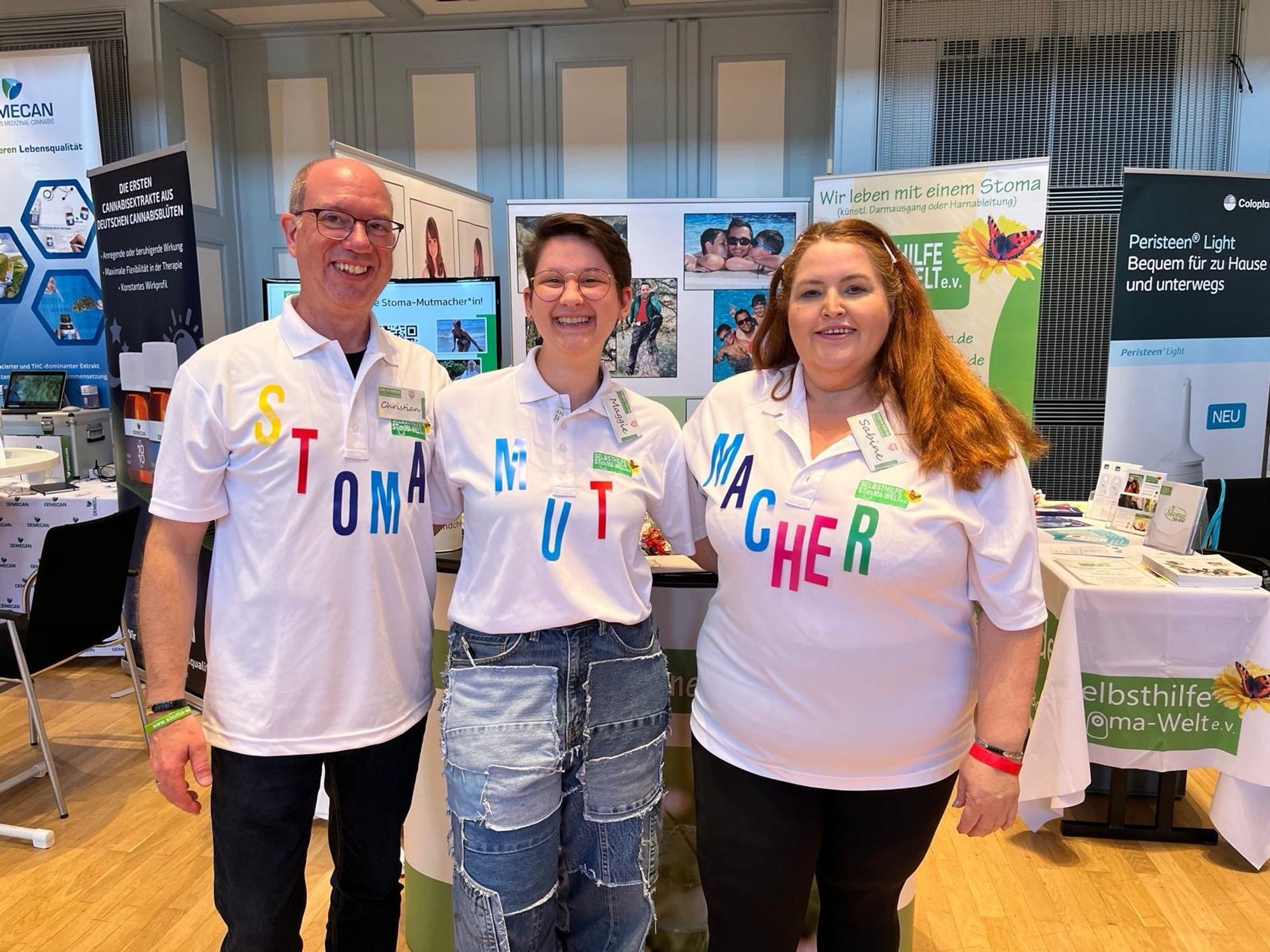 Christian, Maggie und Sabine. Auf den Shirts steht Stoma Mut Macher