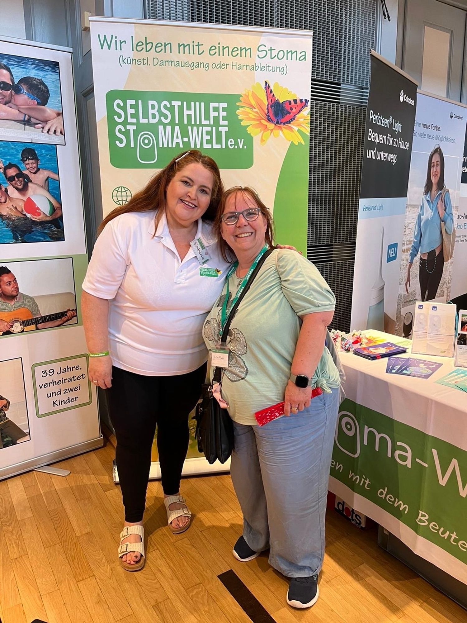 Christa steht mit Sabine vor unserem Infostand. Wir kennen uns aus der Facebook Gruppe Stoma-Träger-Stoma-Welt. Wir freuen uns!