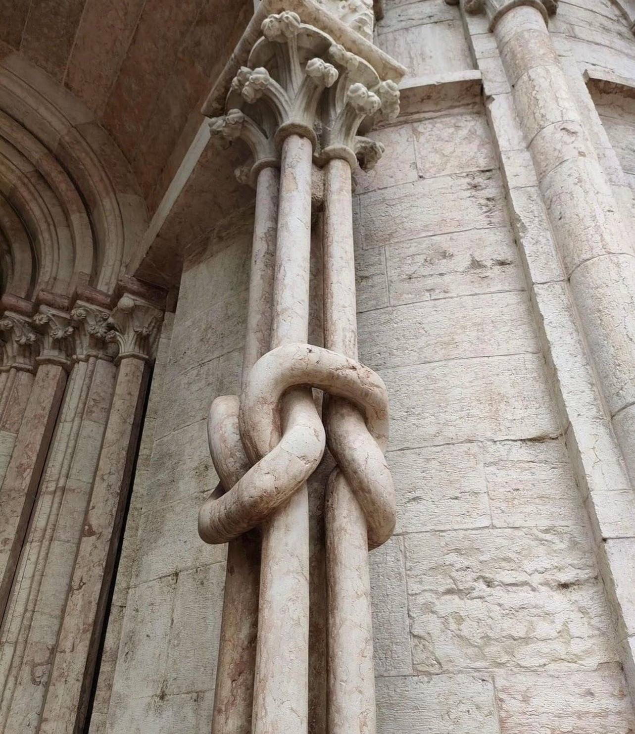 Cuatro columnas de mármol anudadas, ubicadas en la Catedral de Trento en Italia, siglo XIII d.C.