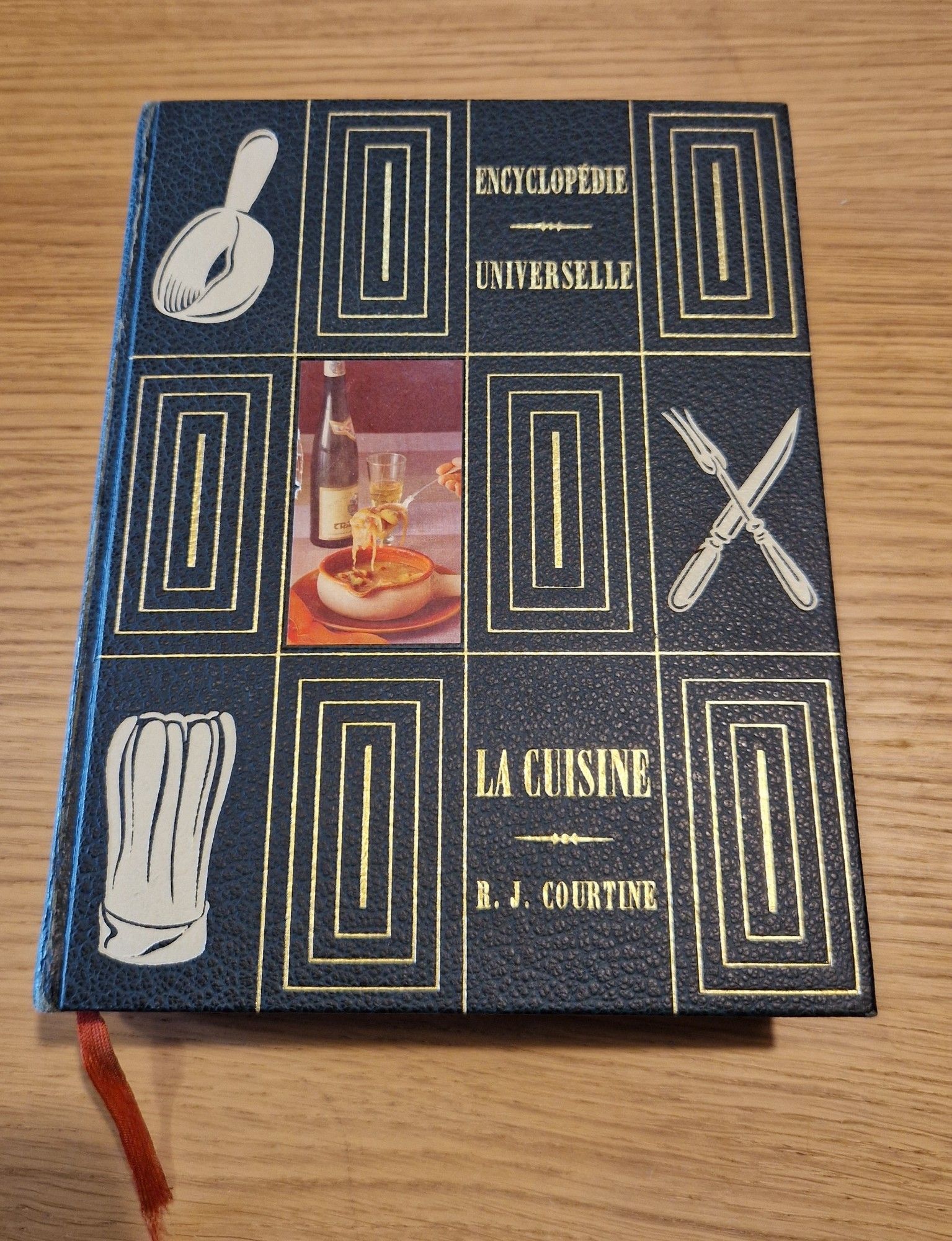 La cuisine, encyclopédie universelle. R.J. Courtine book cover.