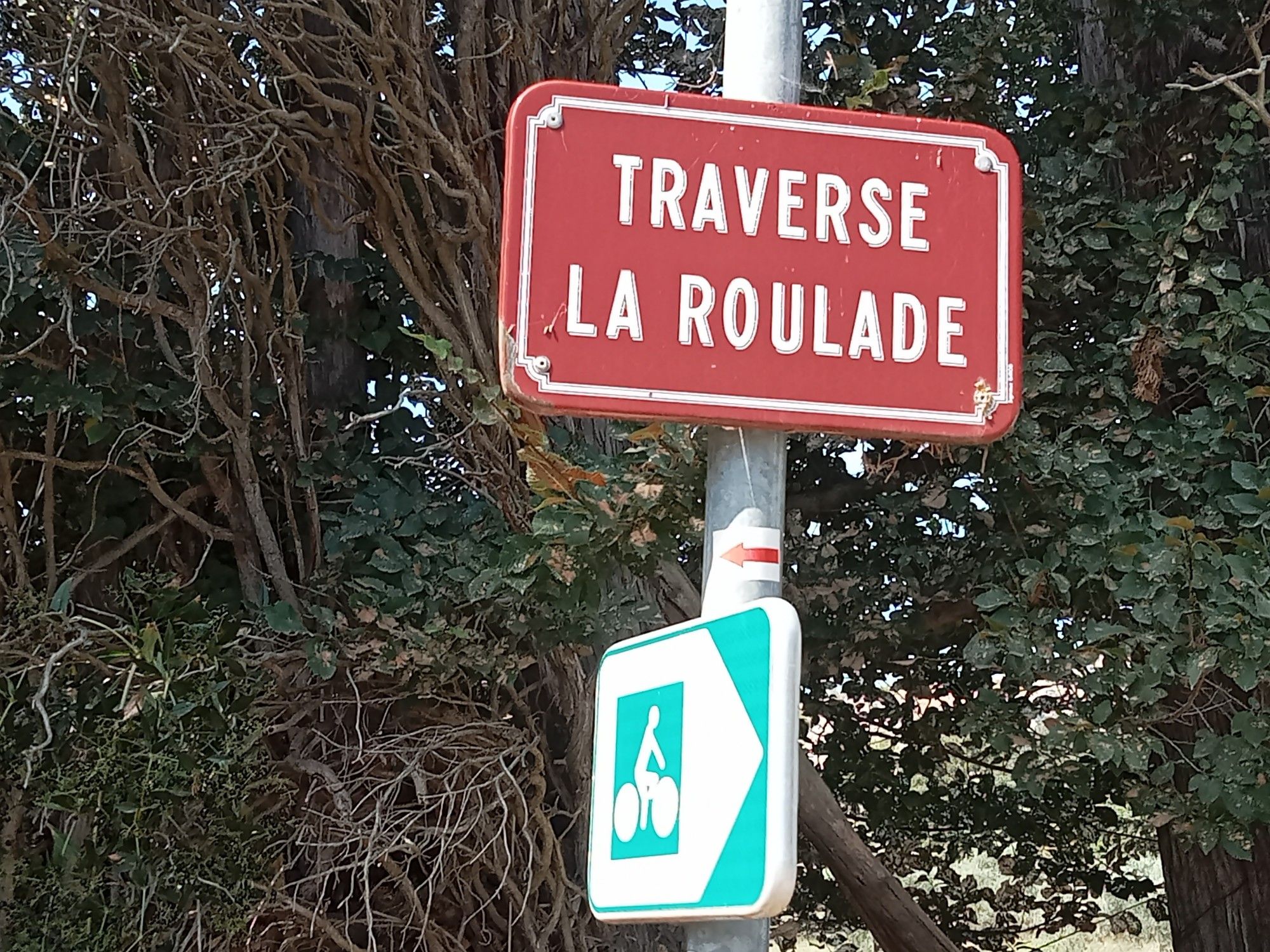 Panneau : "traverse la roulade"