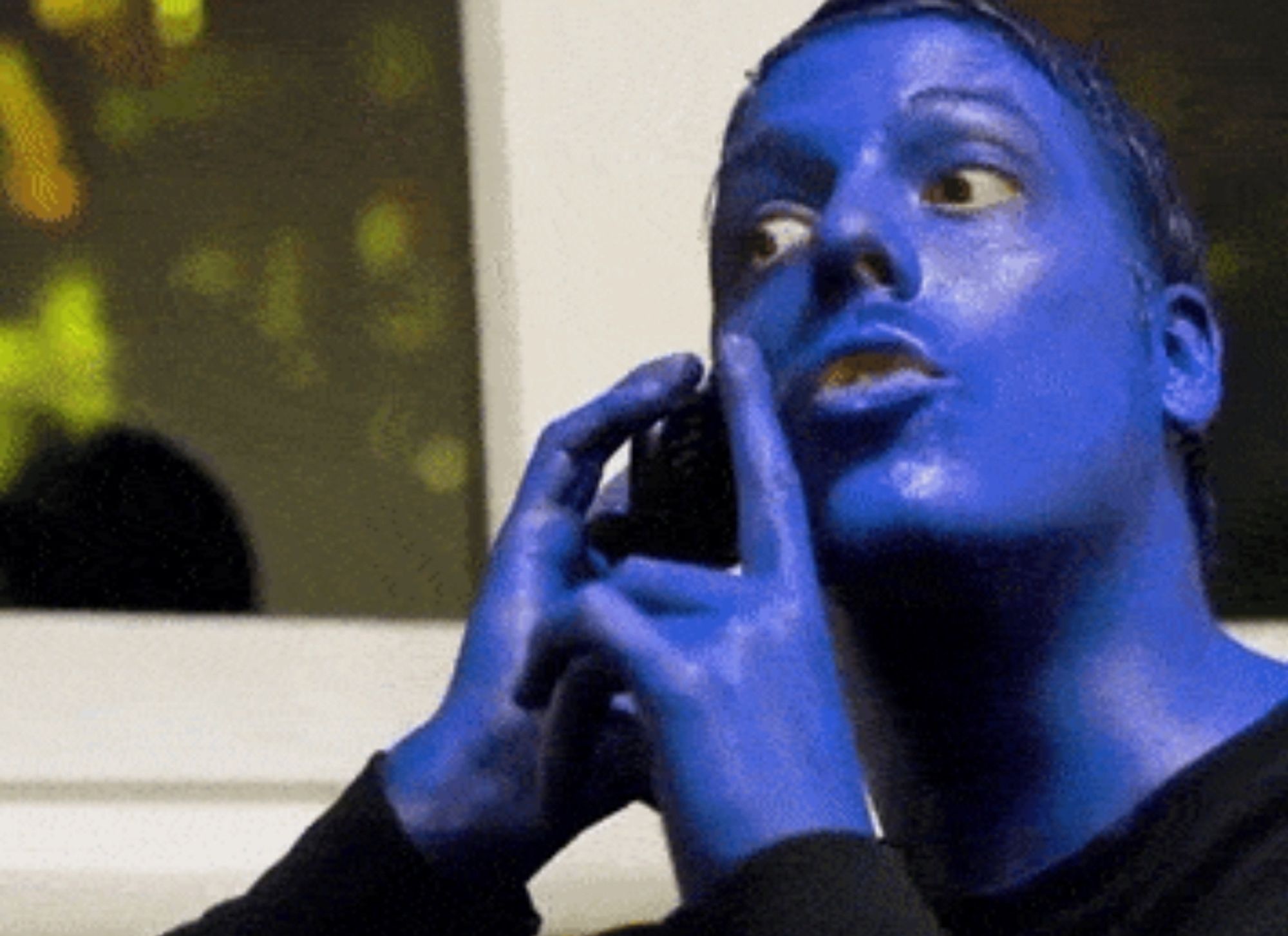 Porchat pintado de azul falando com Judite no telefone