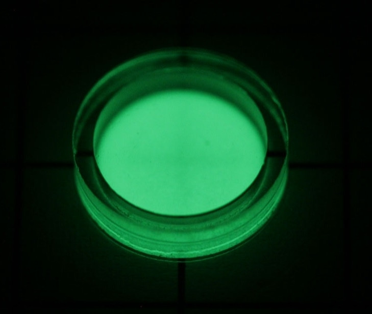 Material luminoso verde, com pequenas quantidades de Promécio que fazem a tinta brilhar no escuro