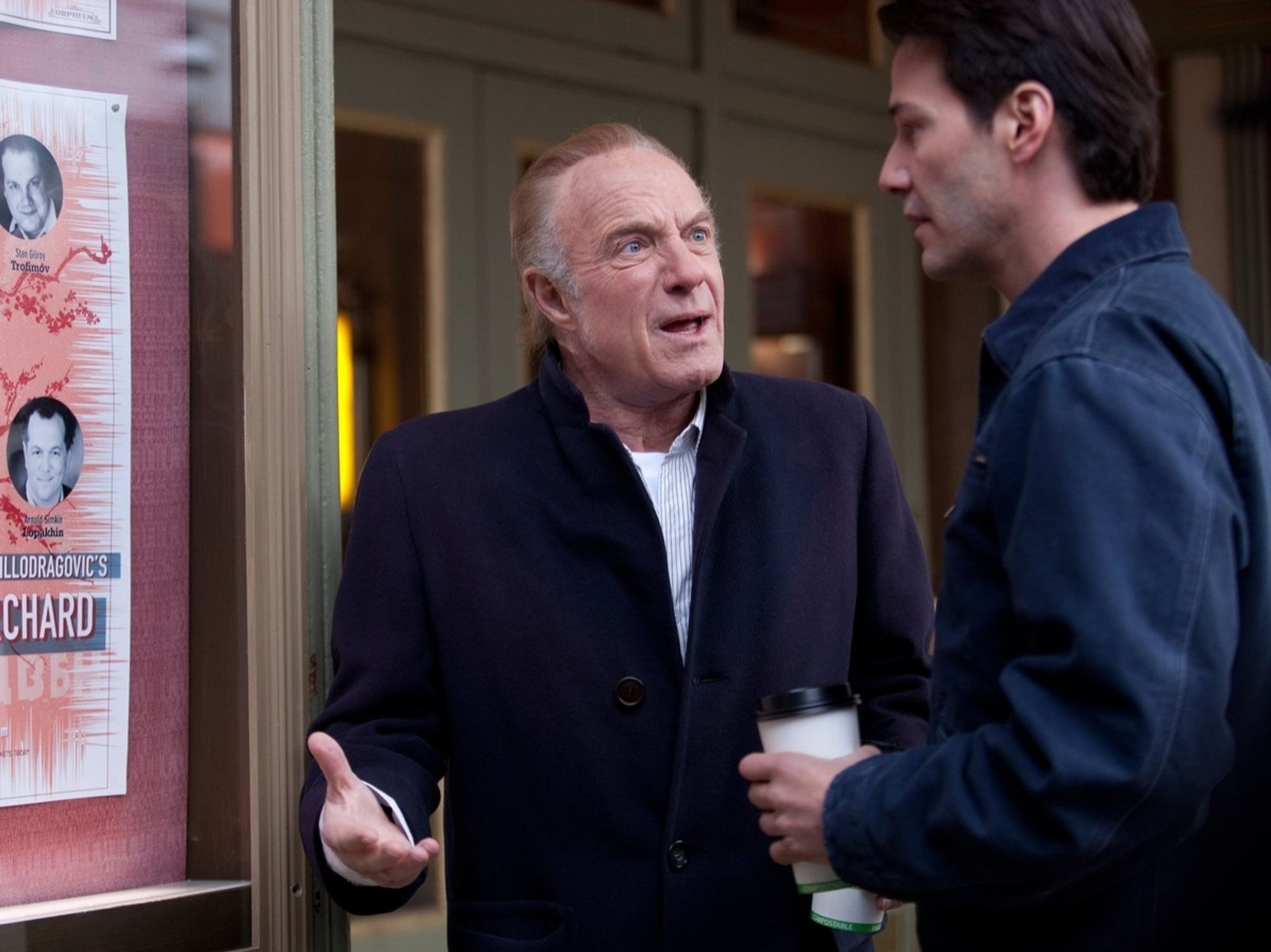 James Caan et Keanu Reeves,  devant l'entrée d'un théâtre.