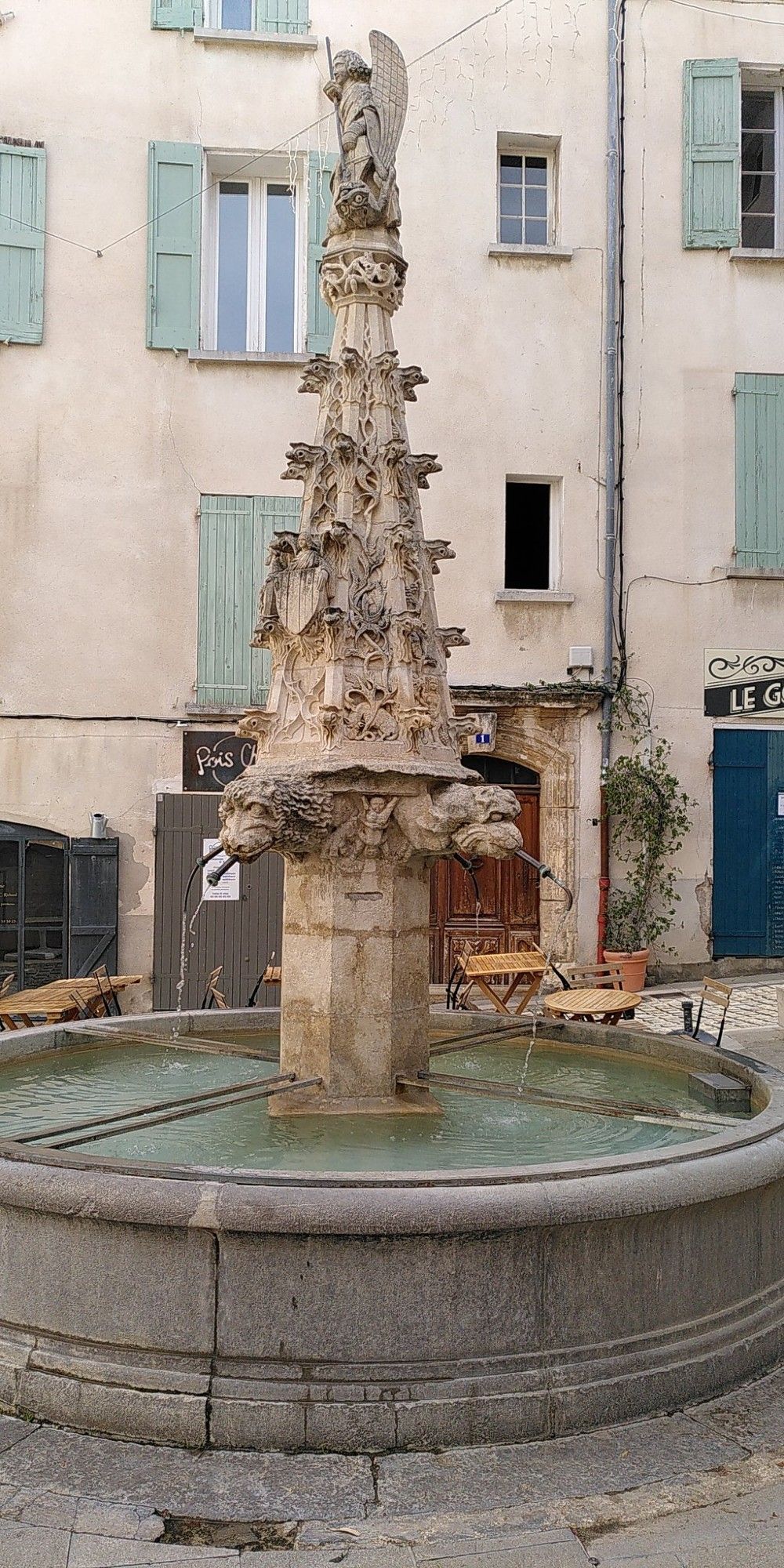 Schöner Brunnen auf Place St. Michel in Forcalquier, Frankreich.