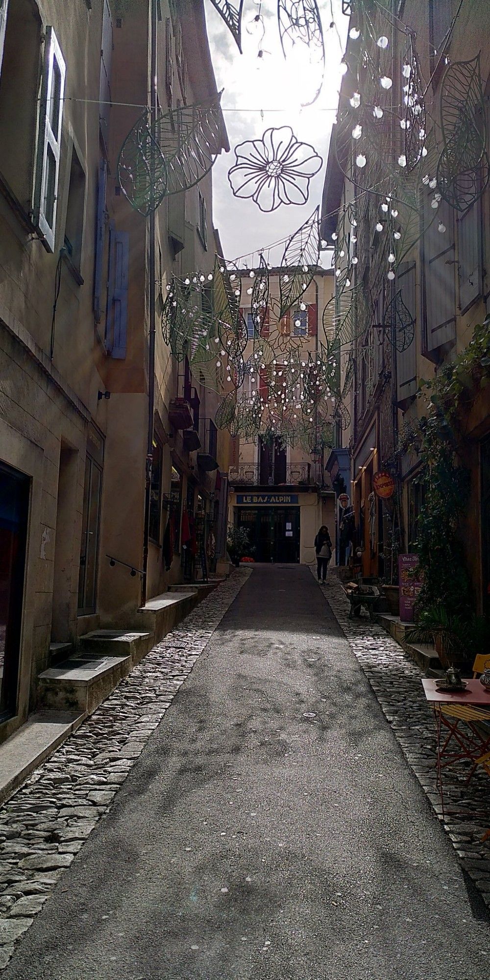 Eine der hübschen Altstadt-Gassen von Forcalquier, Frankreich.