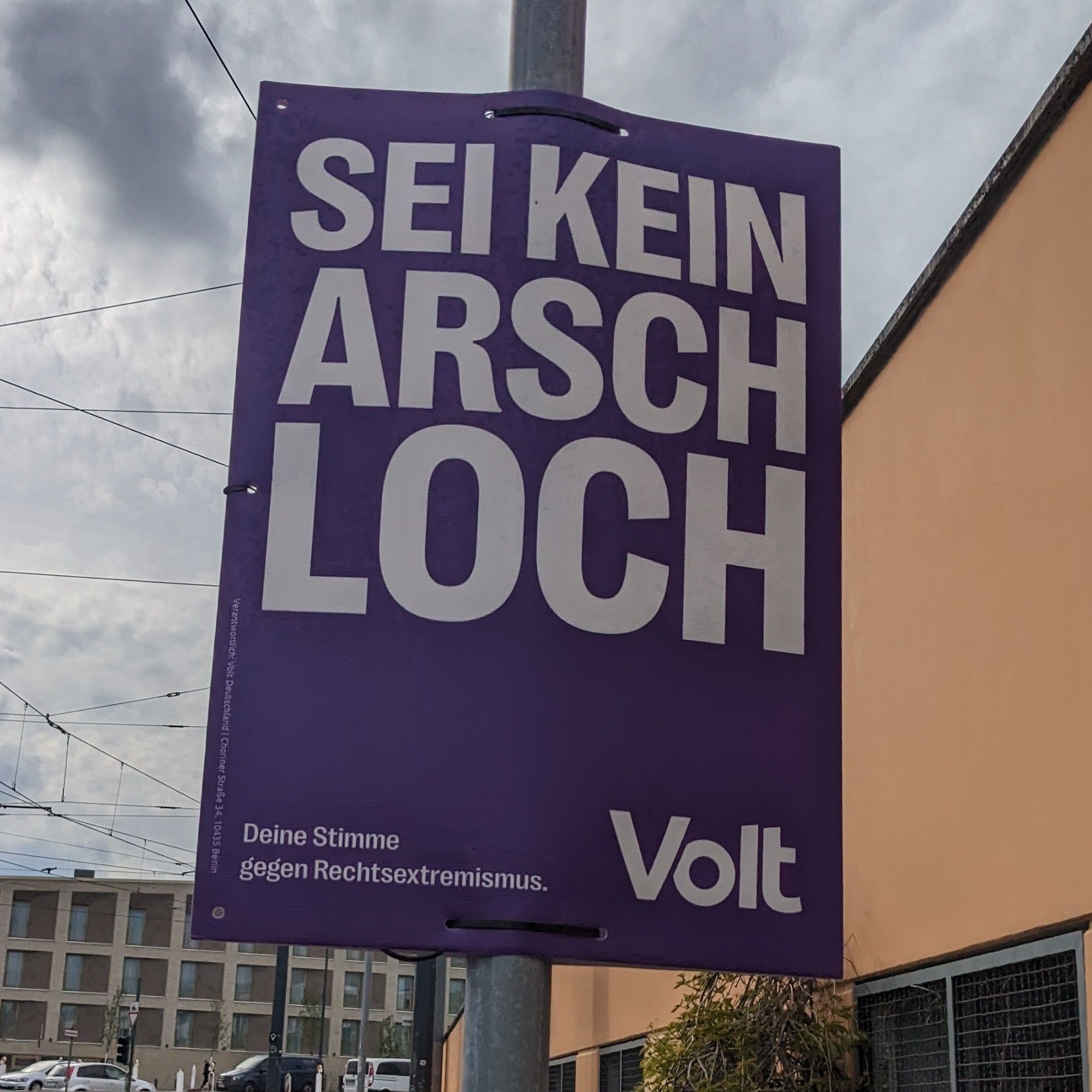 Ein Wahlplakat von Volt auf dem steht "Sei kein Arschloch - Deine Stimme gegen Rechtsextremismus"