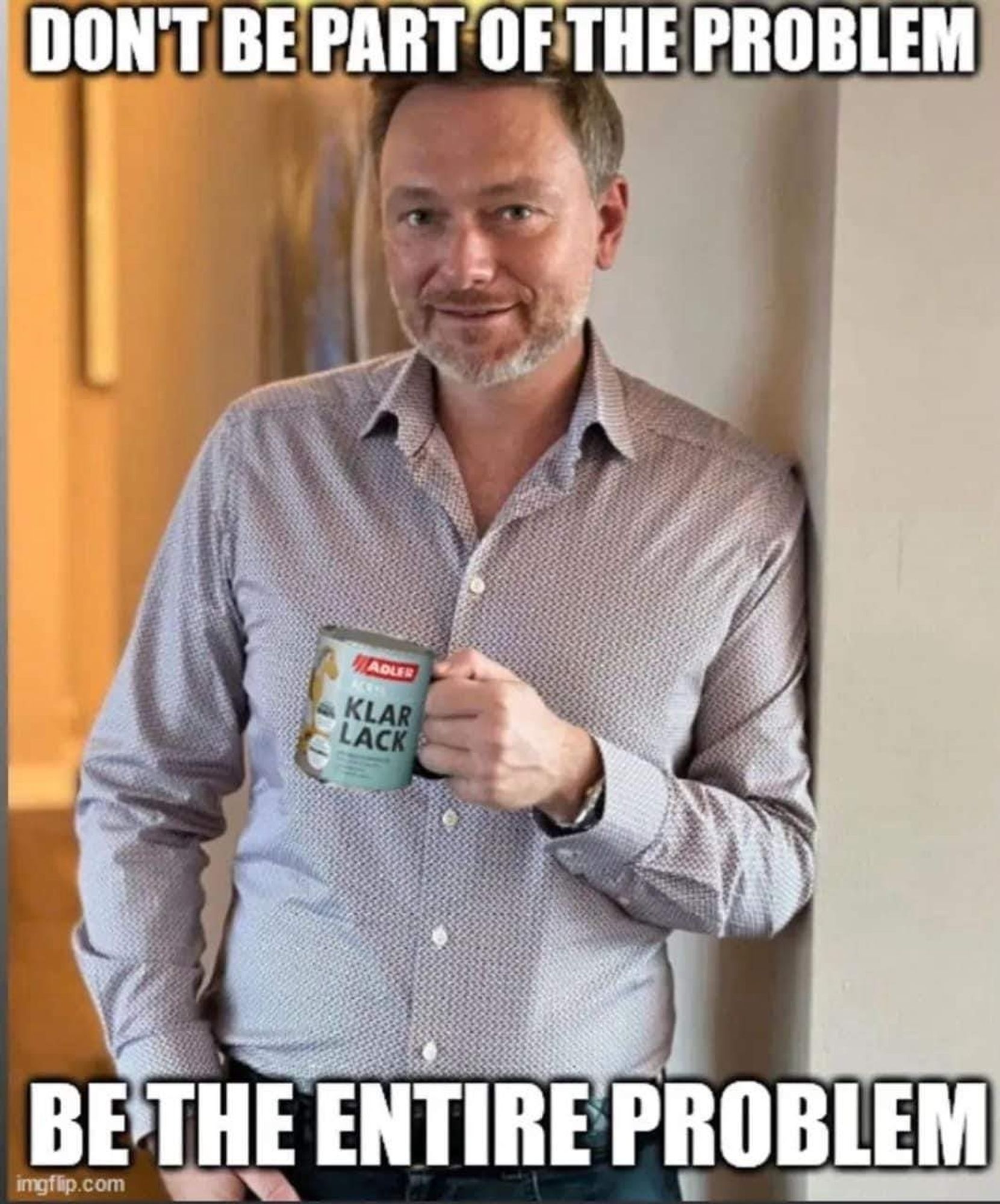 Christian Lindner mit ner Tasse auf der steht Klarlack, dazu der Text don't be part of the problem, be the entire problem