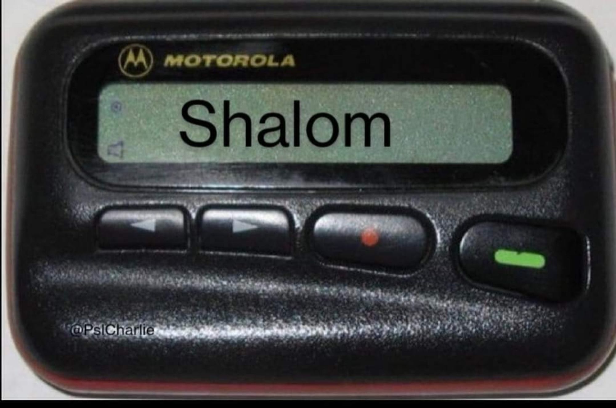 Ein Pager auf dessen Display das Wort Shalom angezeigt wird