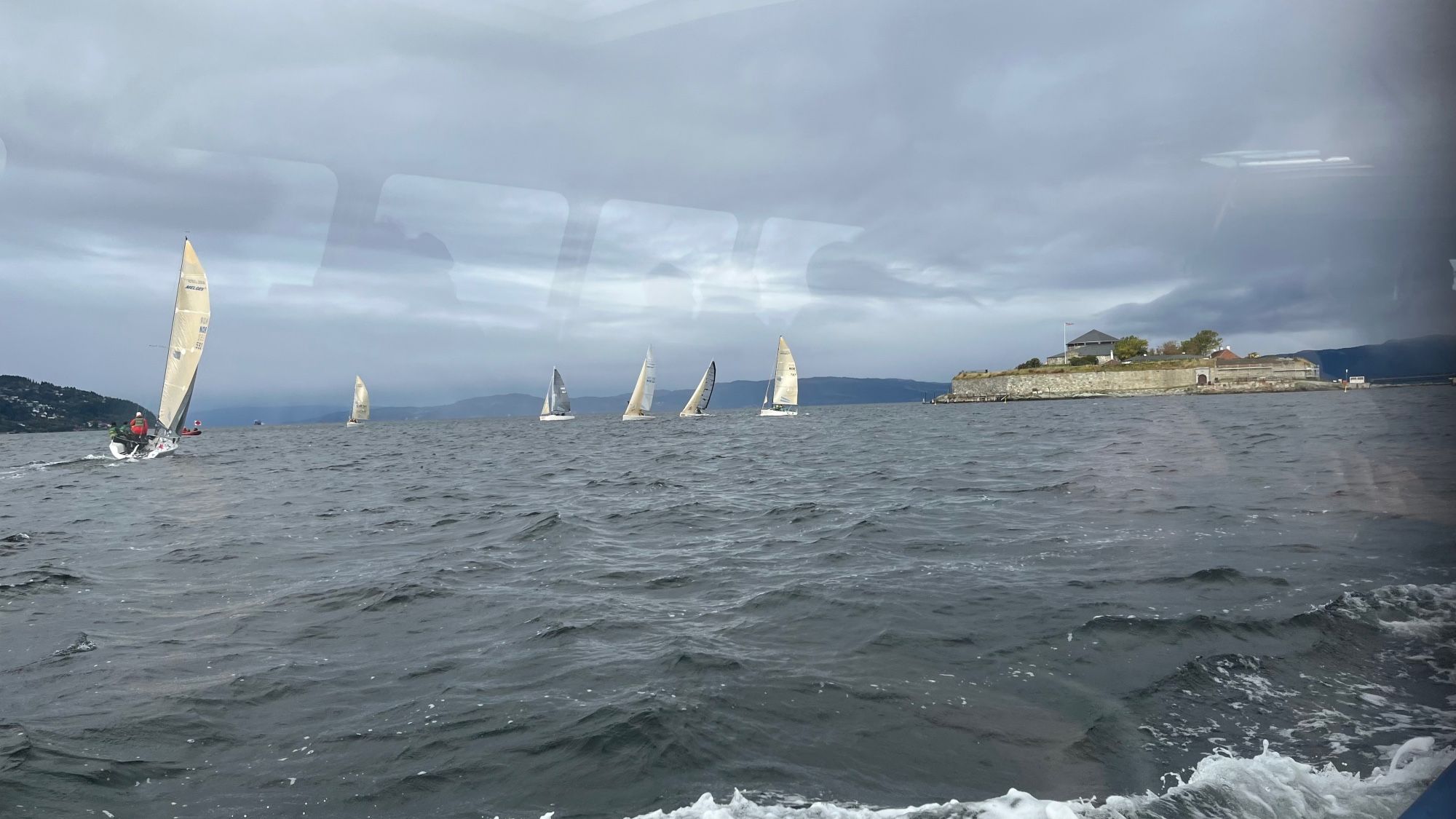 Munkholmen mit Segelbooten davor.