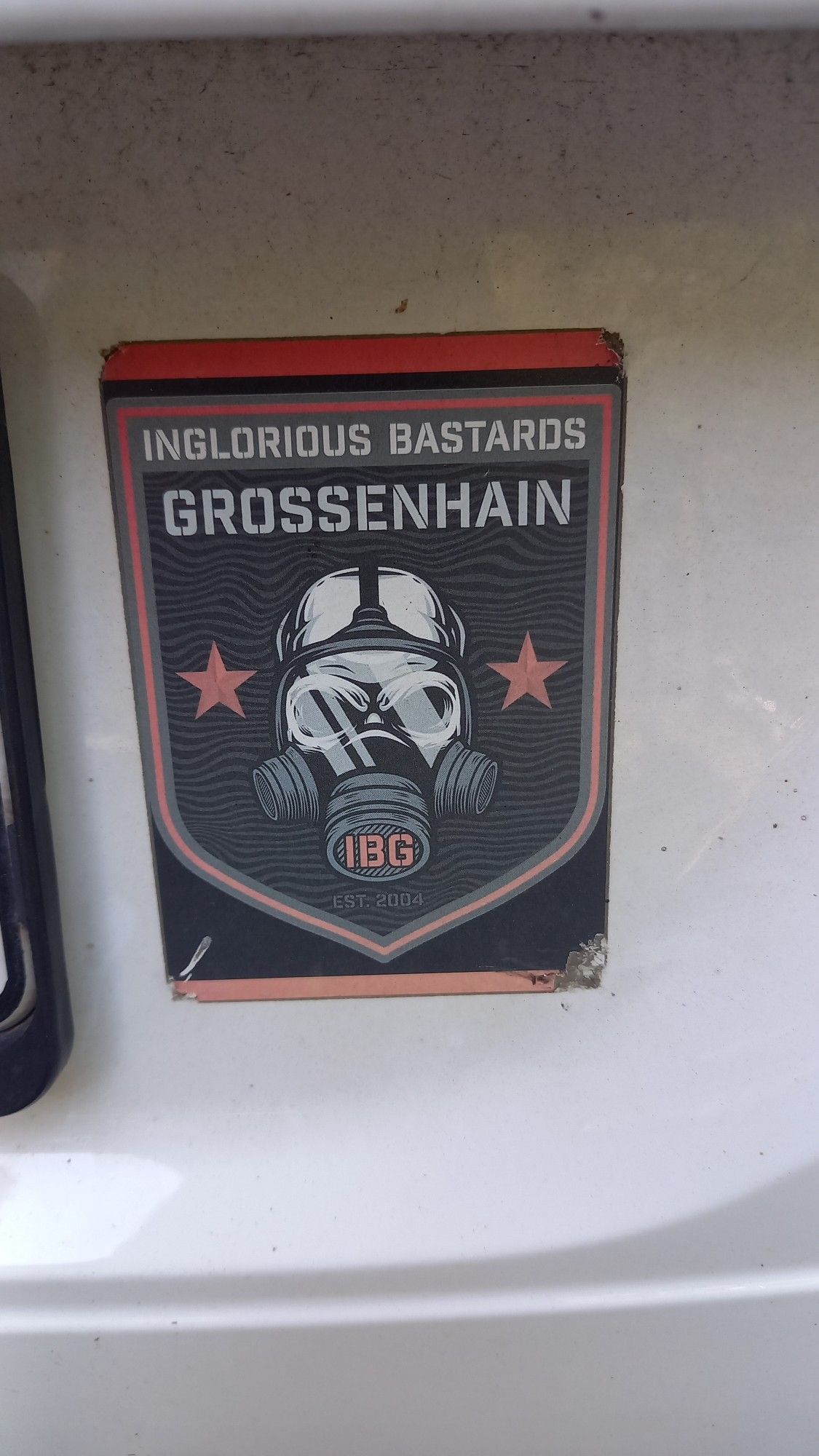 Aufkleber auf Heckklappe, zu sehen ist ein Schädel mit Gasmaske, zwei roten Sternen und der Aufschrift "Inglorious Bastards Großenhain"