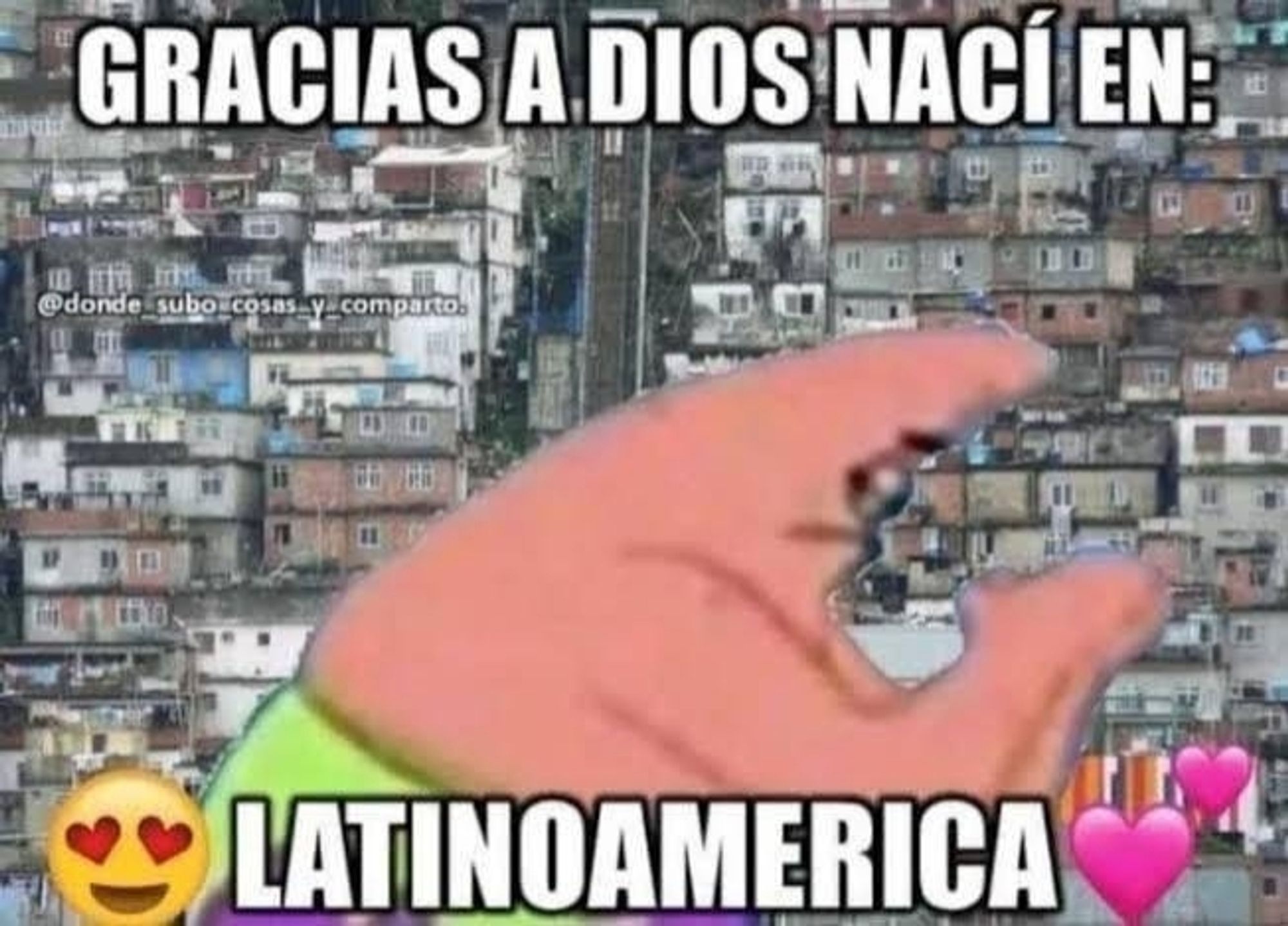 Gracias a Dios nací en: 😍 latinoamerica 🩷
Patrick Star en pose de oración, con las manos juntas y muchas casas al fondo, representando a América Latina