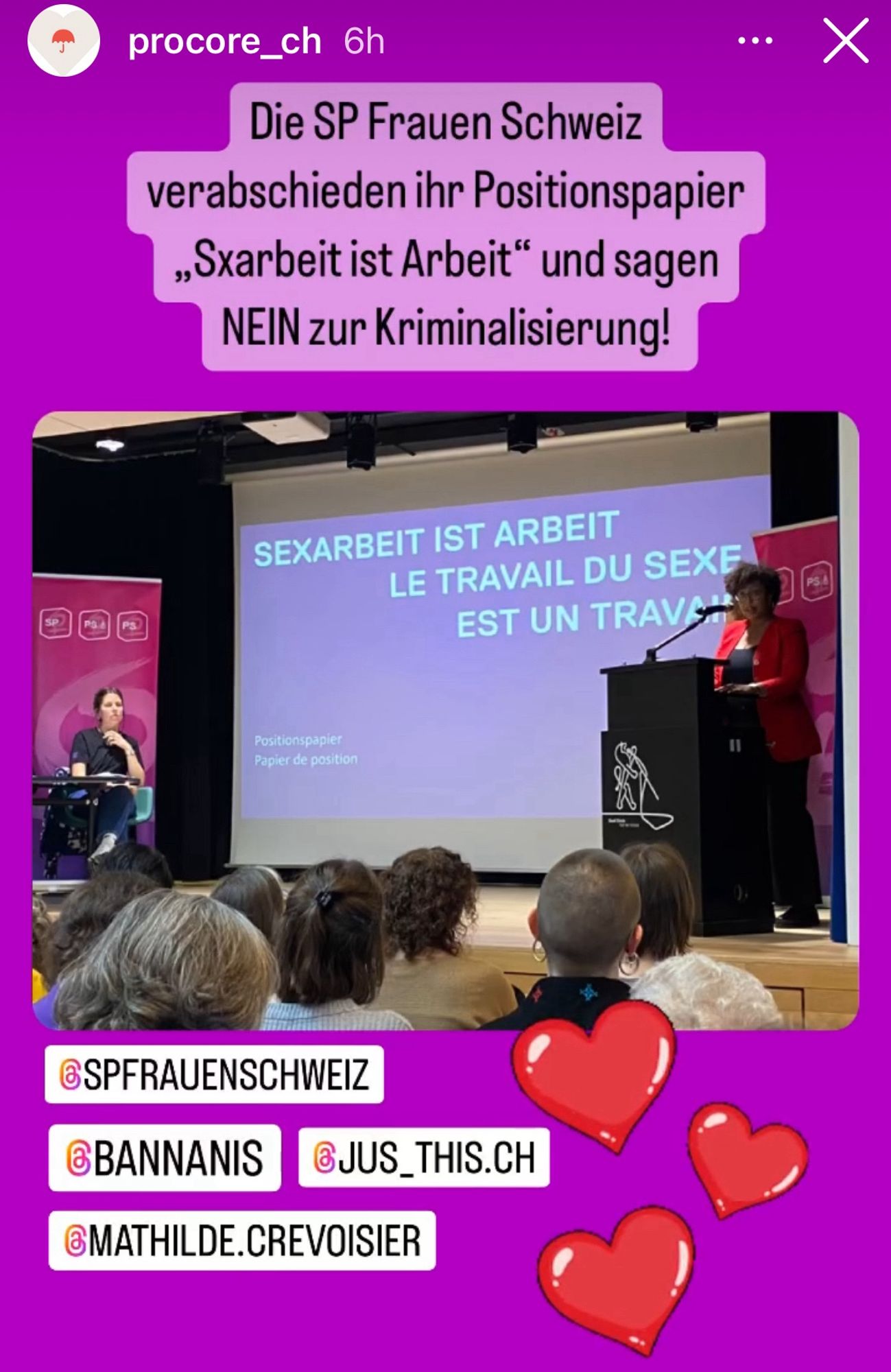 Bild einer Versammlung und dem projizierten Text „Sexarbeit ist Arbeit“.