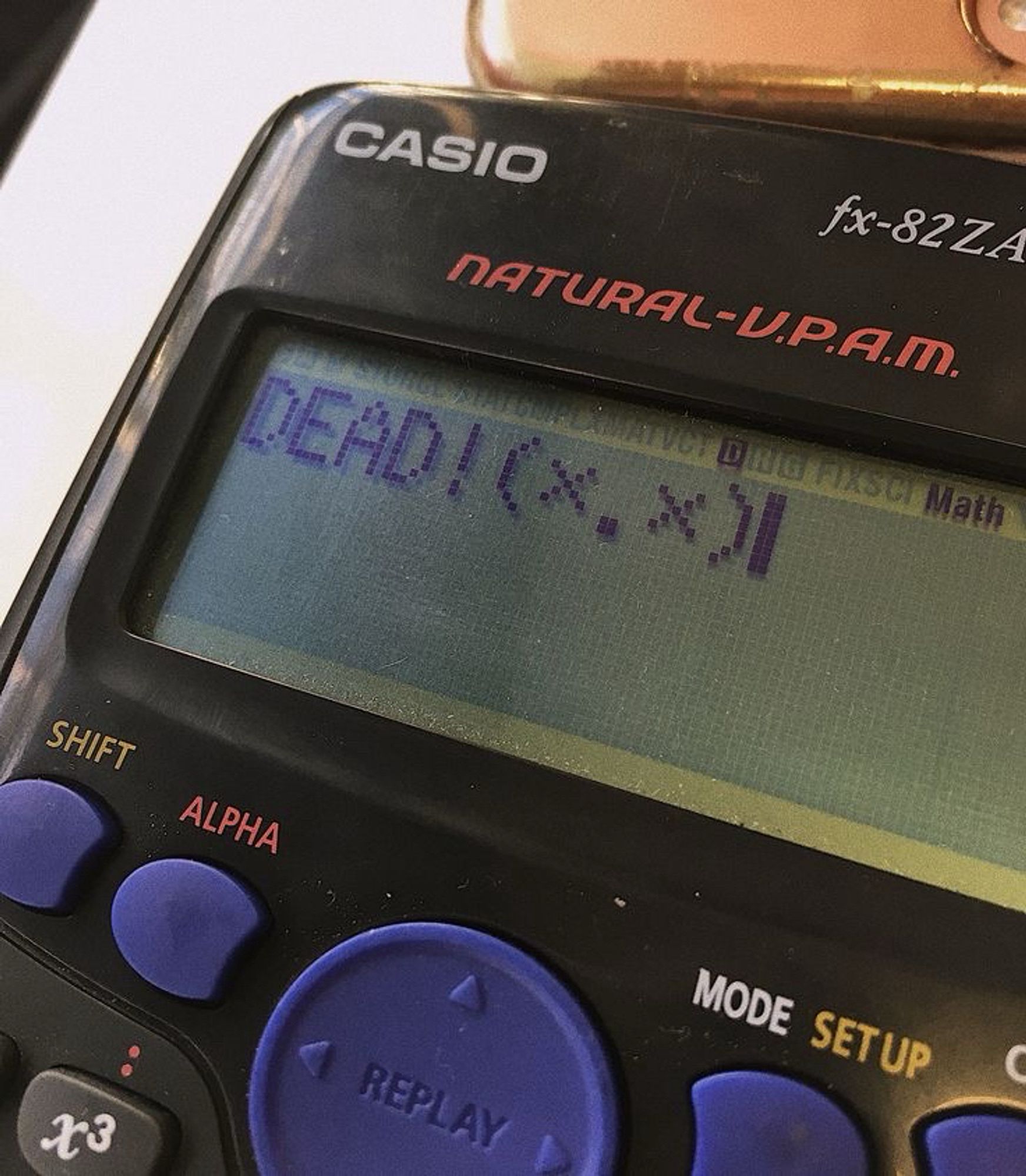 Calculadora com o escrito "MORTO! (X.X)" na tela