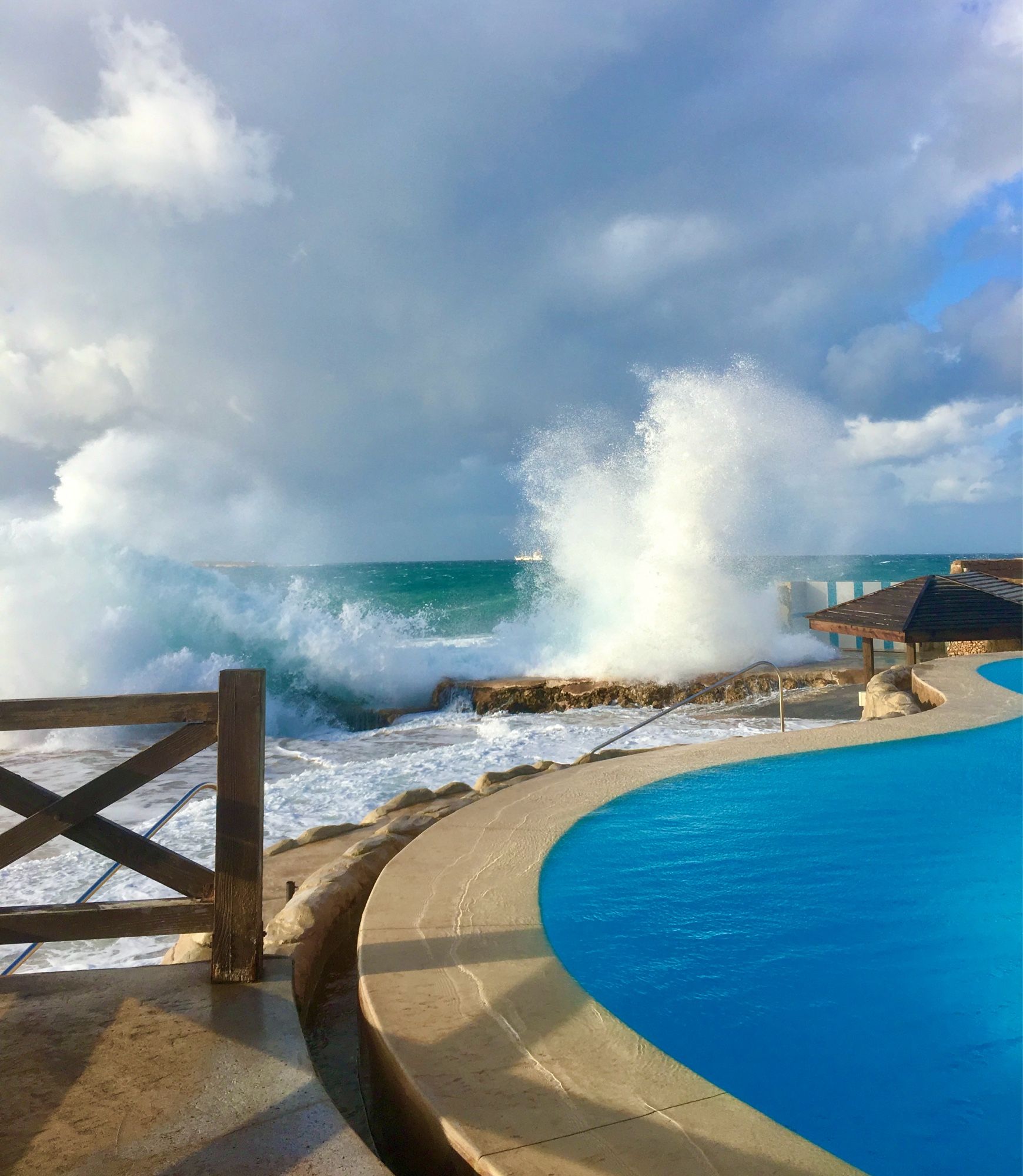 Ein Swimmingpool Pool am Meer
Die Brandung peitscht an die Felsen, die Gischt spritzt meterhoch.