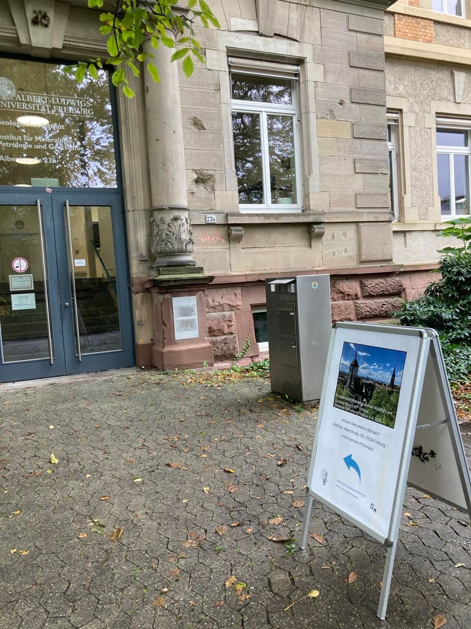 Eingang Geologisches Institut und Plakat des Workshops 