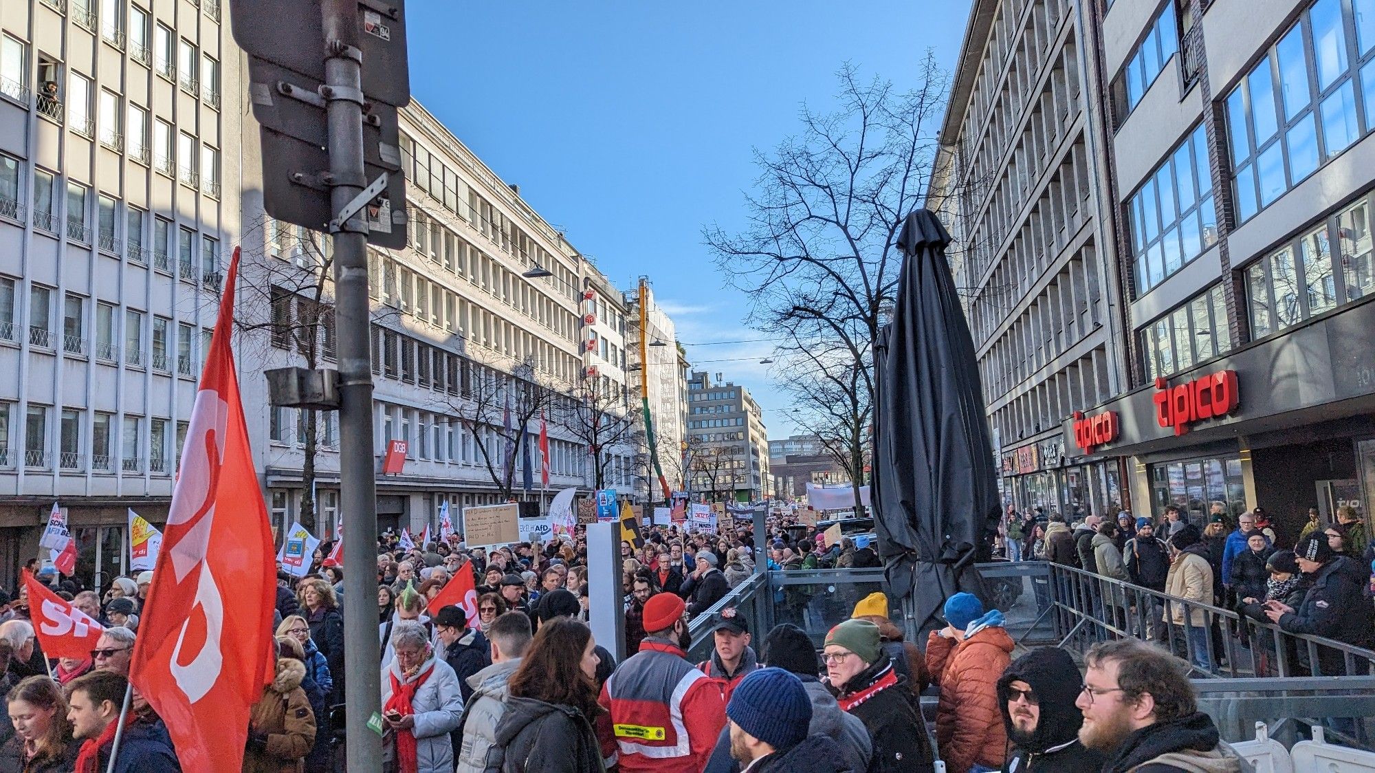 Menschenmasse bei Demo gegen Rechts in Düsseldorf