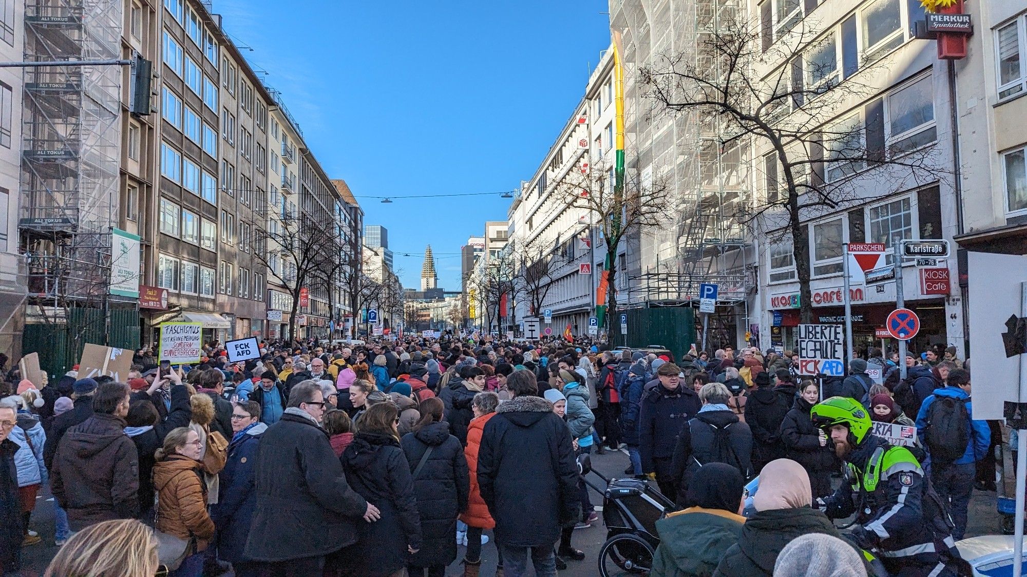 Menschenmasse bei Demo gegen Rechts in Düsseldorf