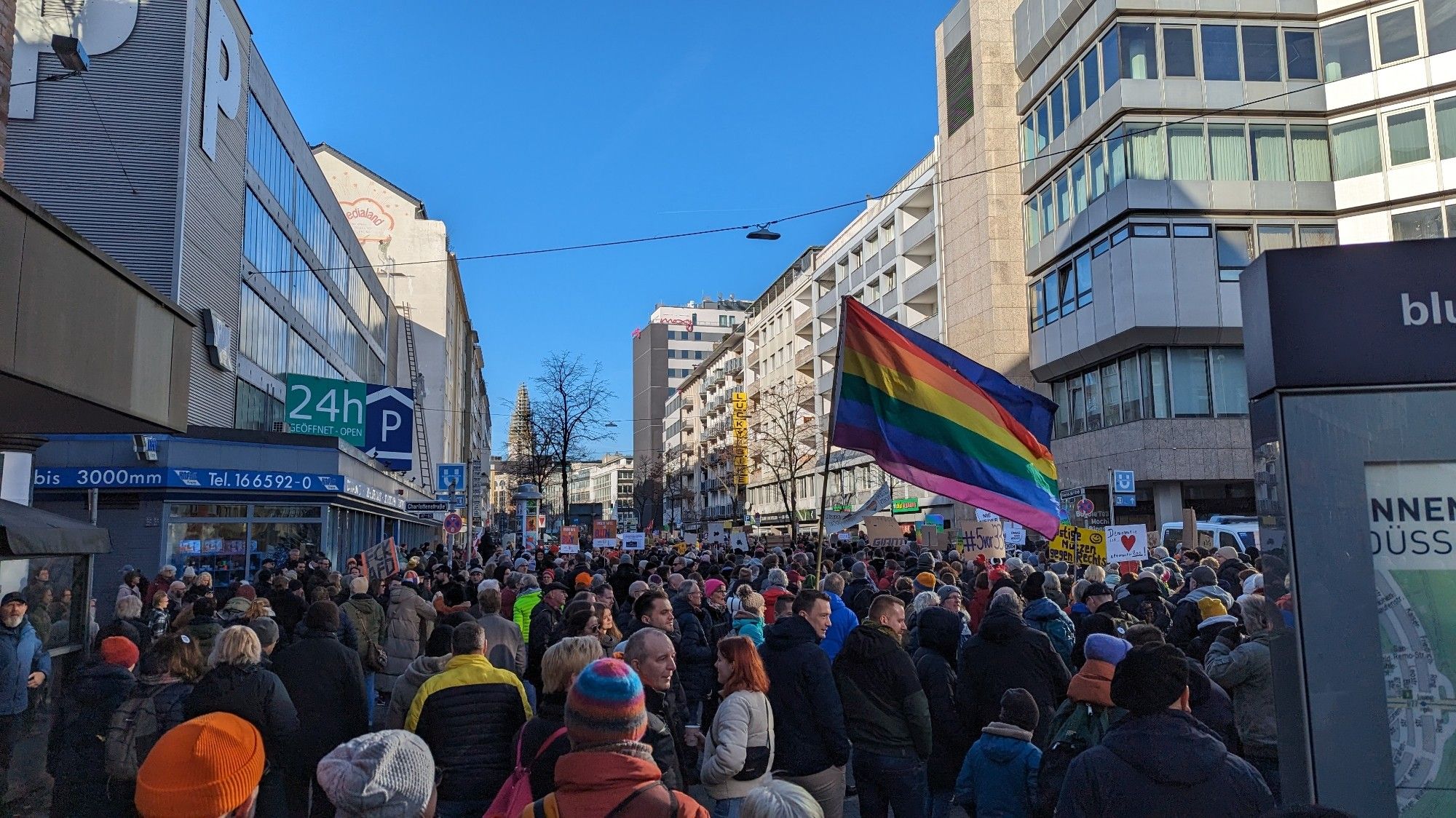 Menschenmasse bei Demo gegen Rechts in Düsseldorf