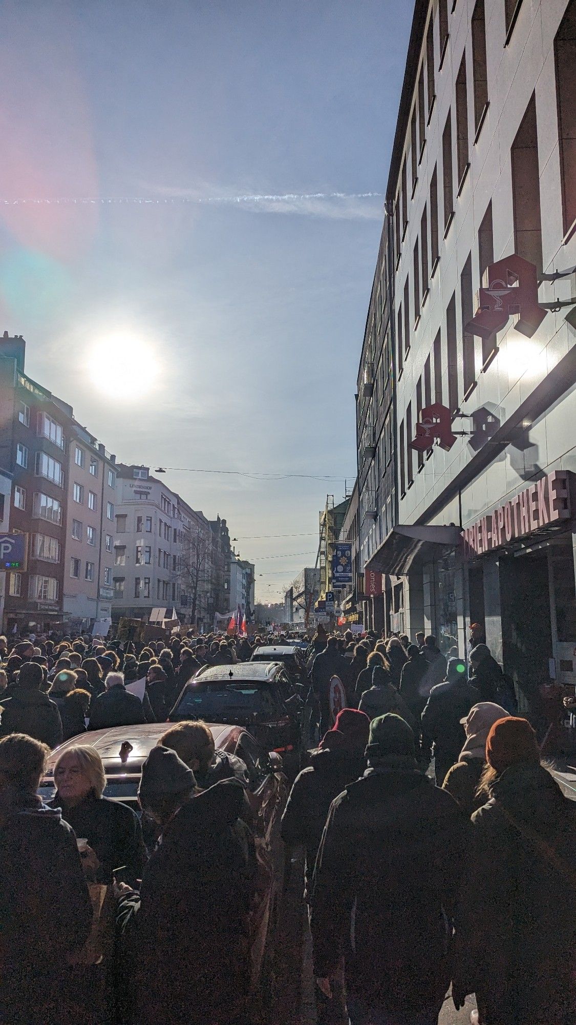 Menschenmasse bei Demo gegen Rechts in Düsseldorf