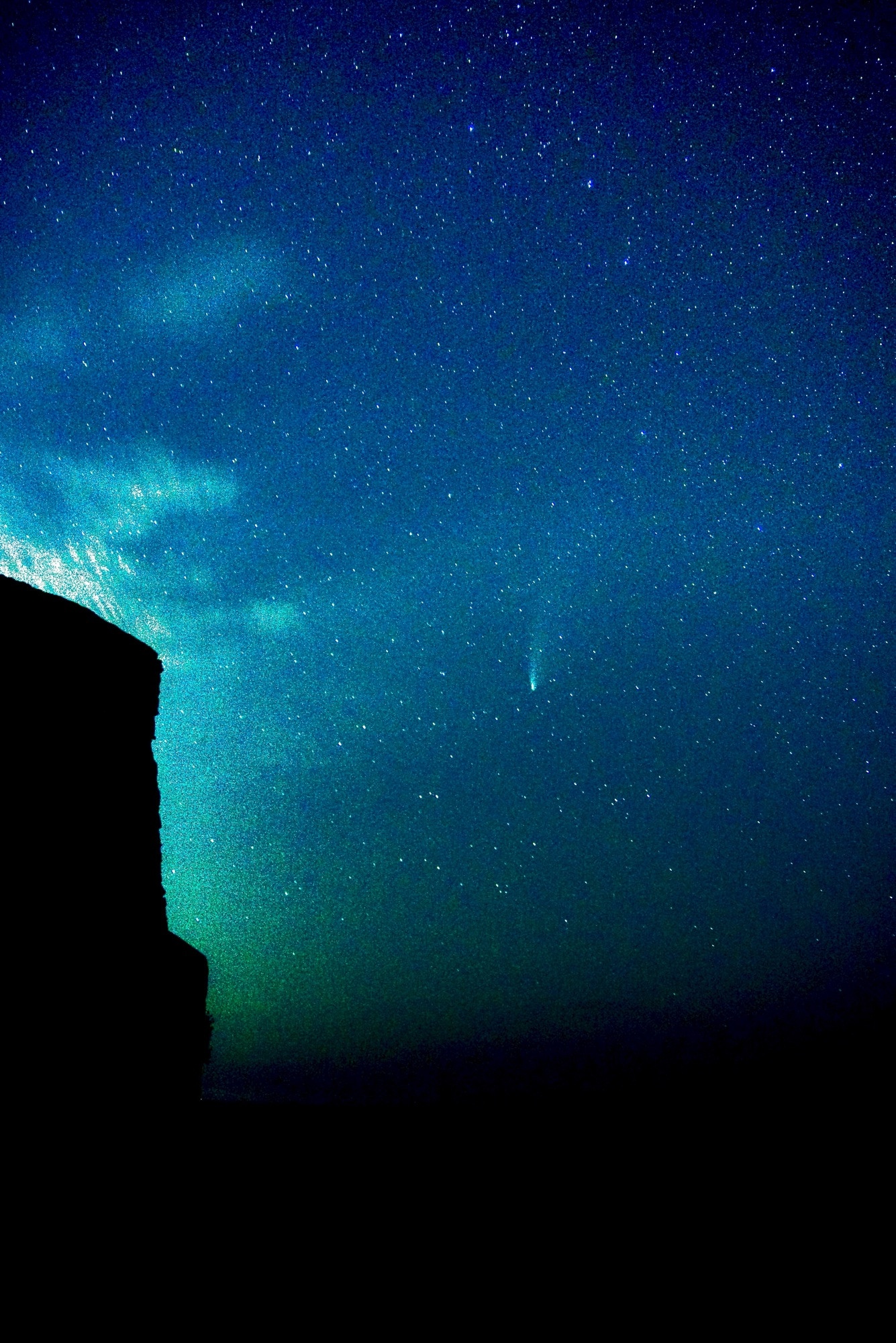 Komet Neowise mit störendem Vollmond-Licht von der Seite, zu kurzer Belichtungszeit und einem Objektiv mit Blende f3.5