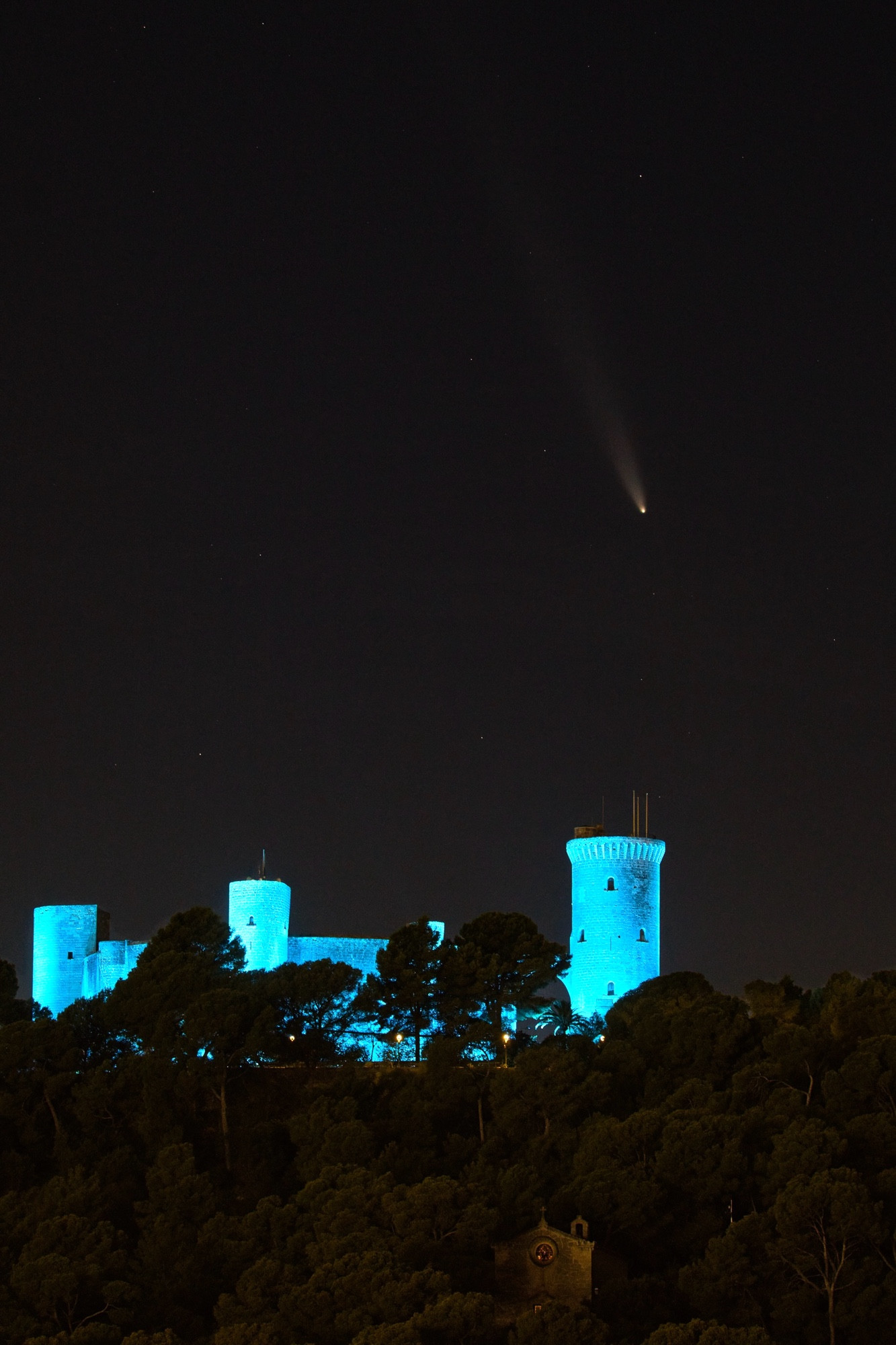 Komet Atlas mit einem lichtstarken Objektiv und nem stabilen Tripod