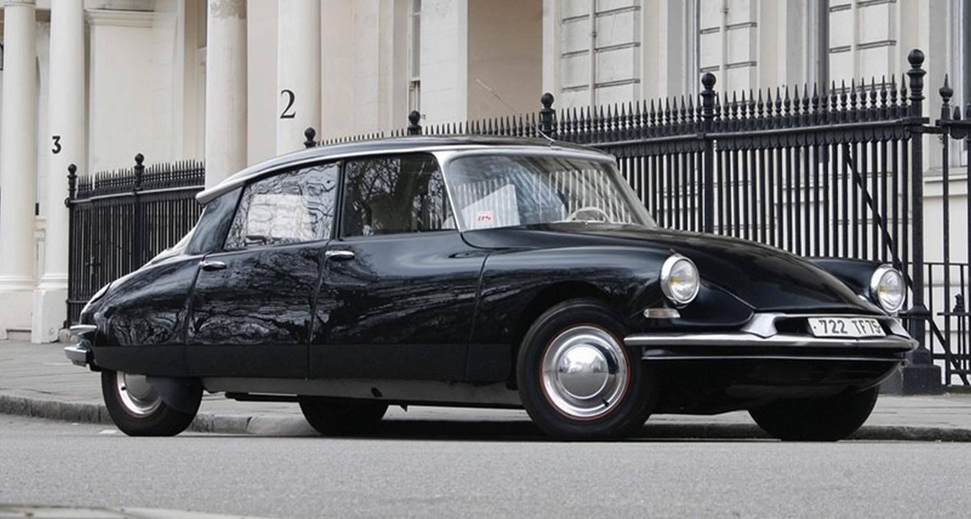 A Citroën DS in black