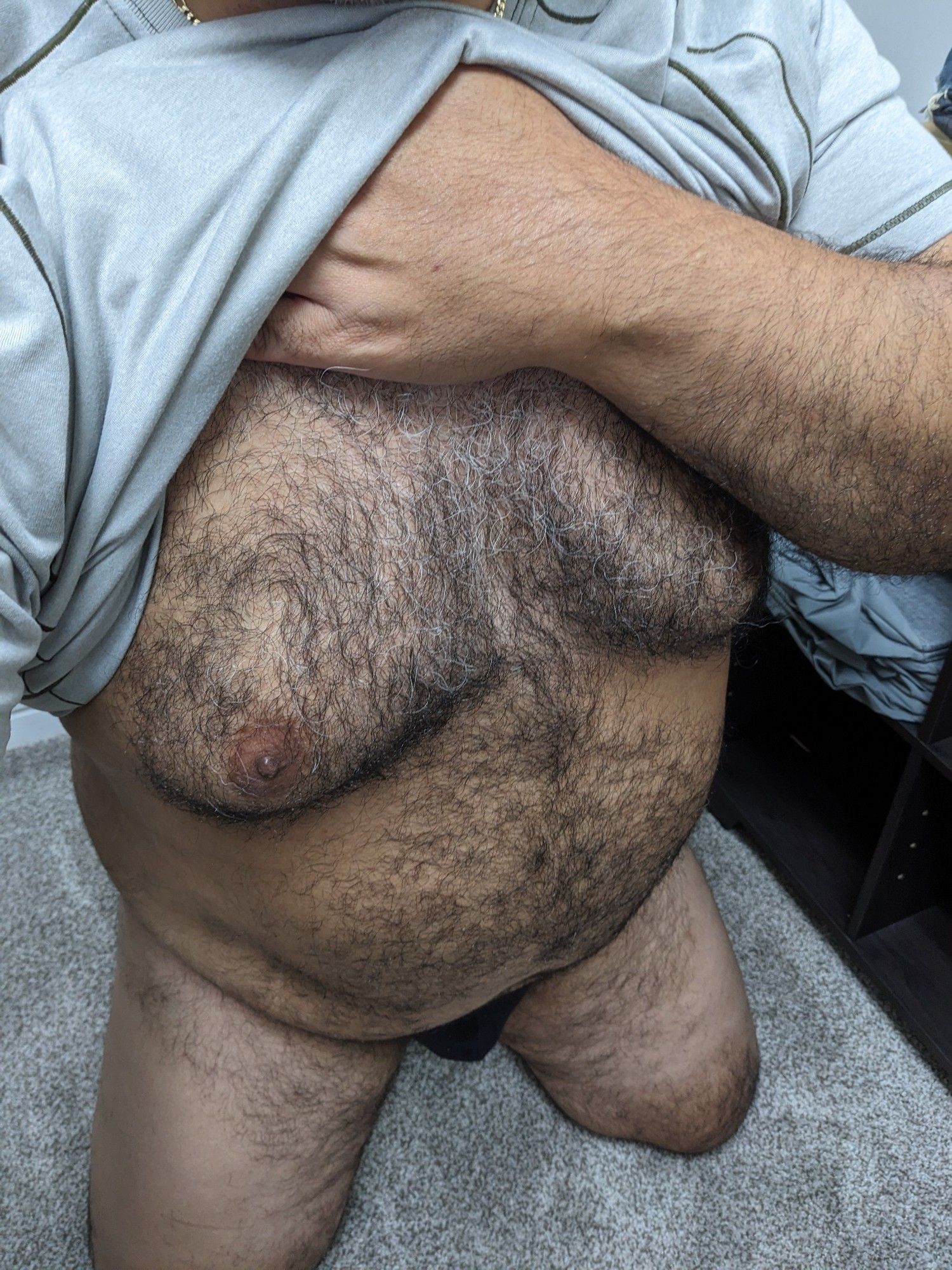 Selfie pic of moi puliing up my shit and showing off my tummy.