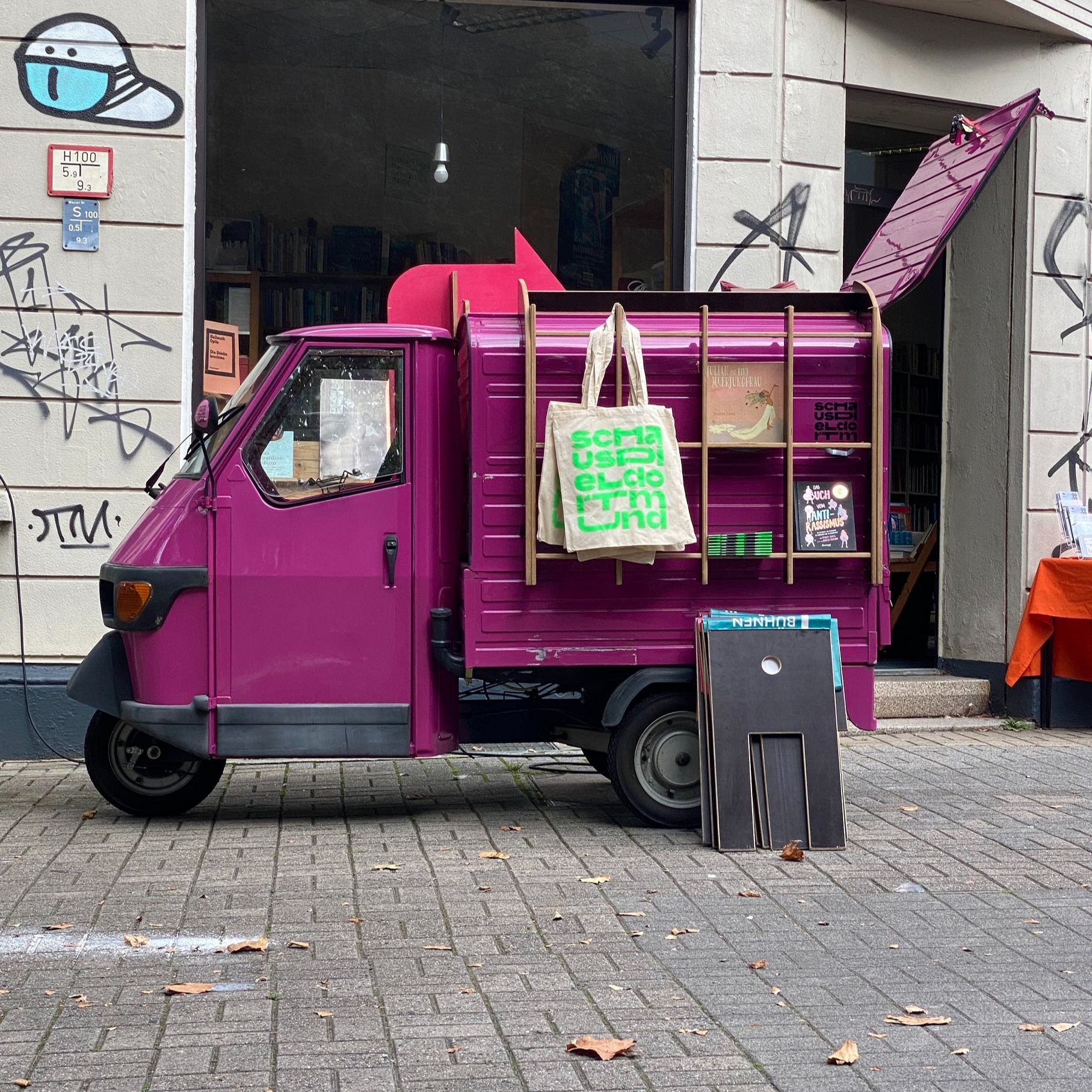 Die Apelina steht vor dem Taranta Babu in der Humboldtstraße 44.