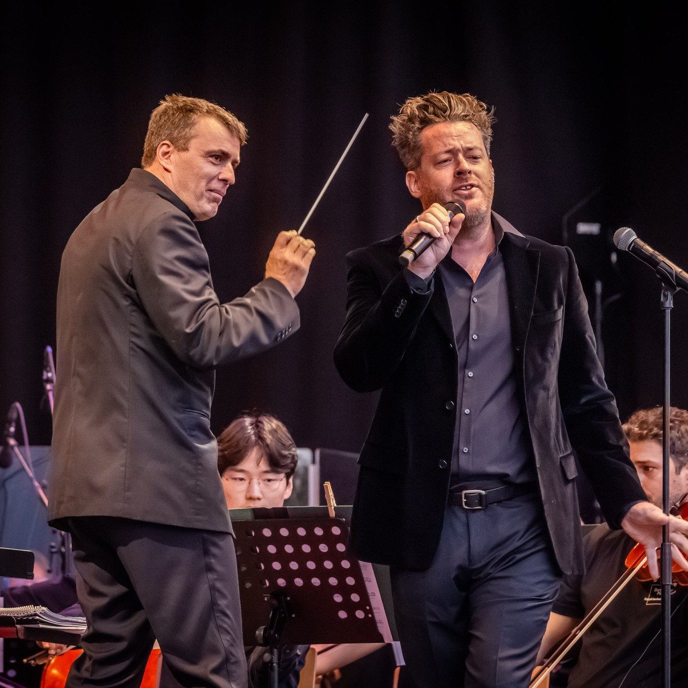 Generalmusikdirektor Gabriel Feltz und Opernsolist Morgan Moody auf der Bühne der Cityring Konzerte im vergangenen Jahr