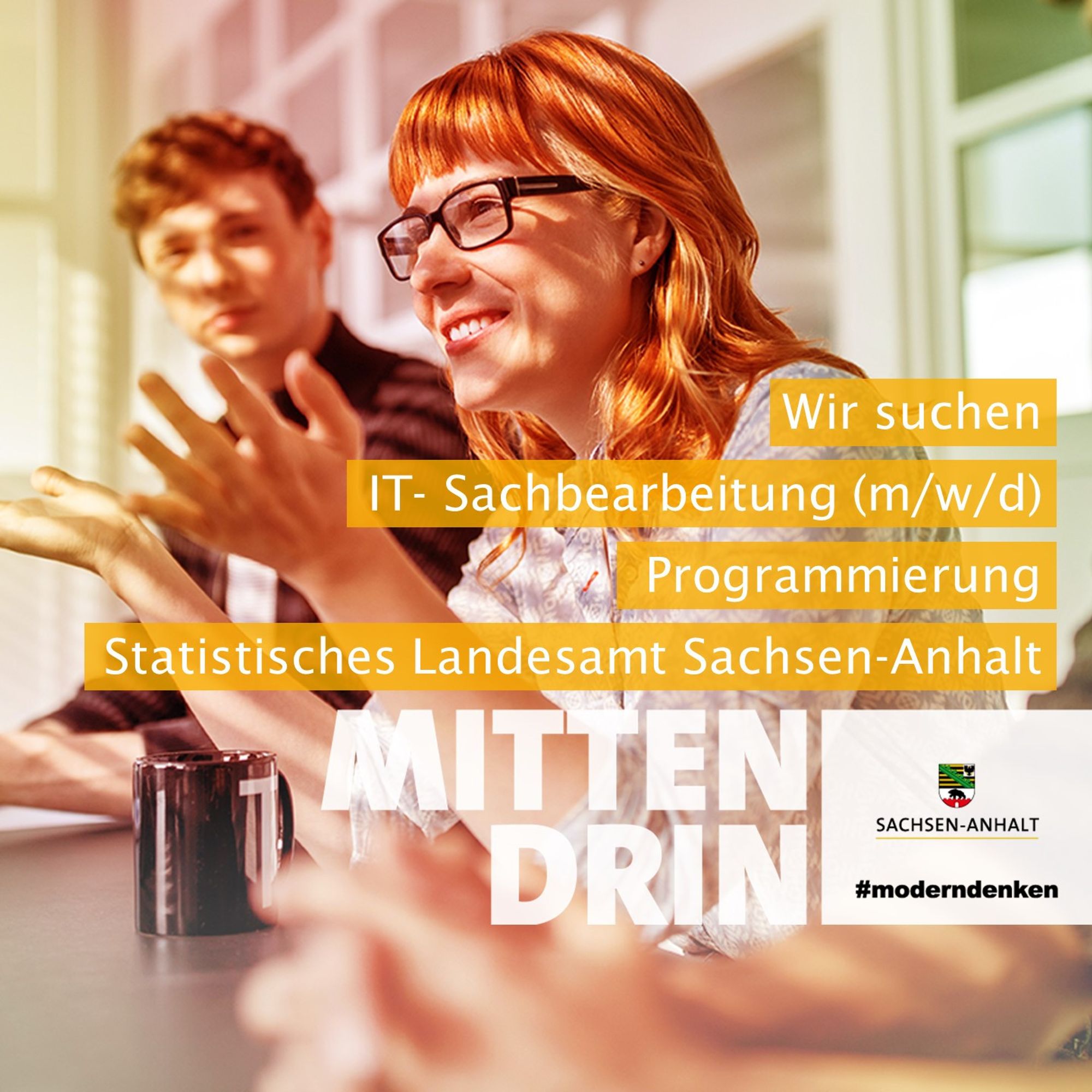 Mittendrin - Stellenausschreibung für das Statistische Landesamt Sachsen-Anhalt- Eine Grafik mit Text und Bildanteil weist auf eine Stellenausschreibung hin. Abgebildet sind zwei junge Erwachsene und der Hinweis: Wir suchen unter dem Motto "Mittendrin" eine IT-Sachbearbeitung (m/w/d) Programmierung im Dezernat IT im Statistischen Landesamt Sachsen-Anhalt.