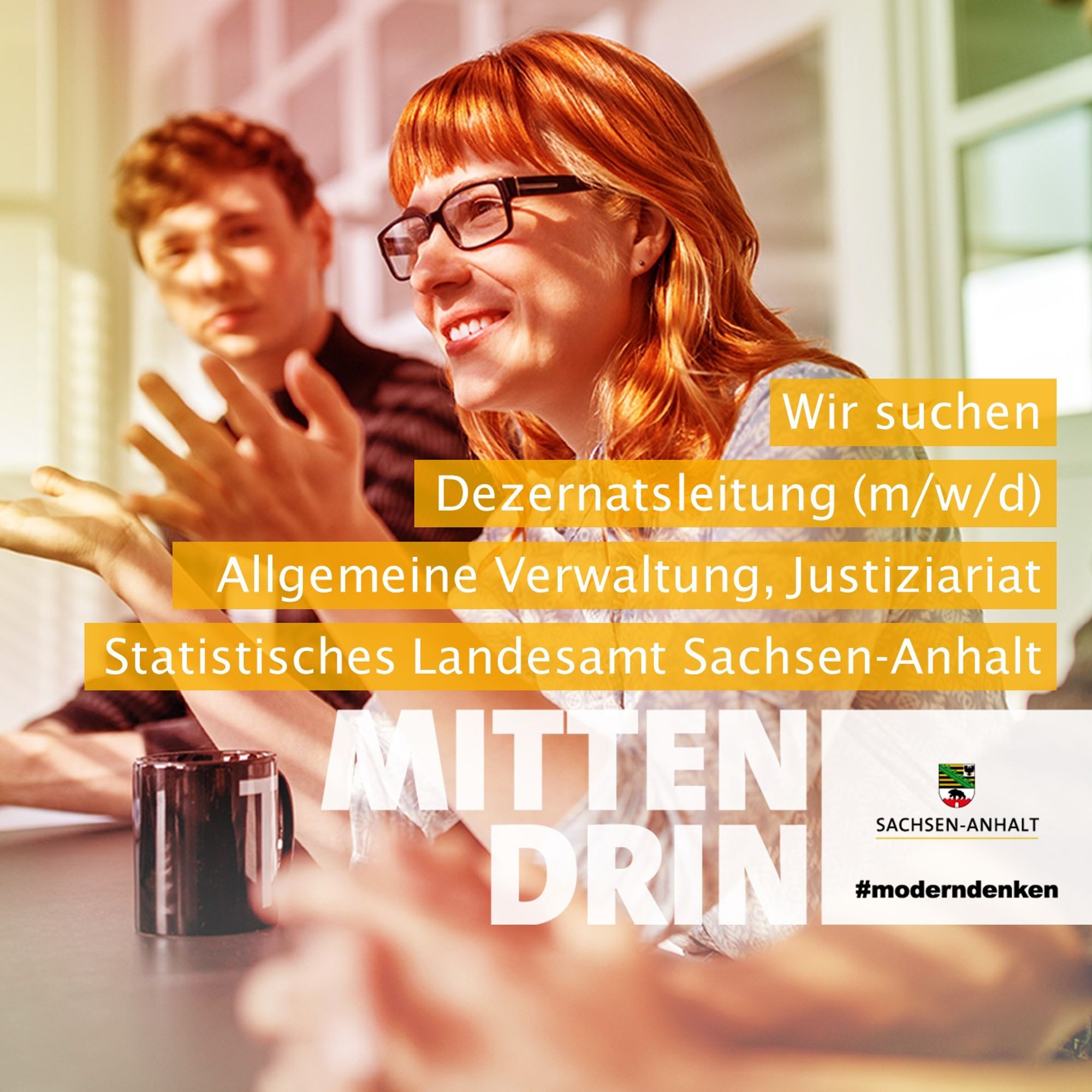 Mittendrin - Stellenausschreibung für das Statistische Landesamt Sachsen-Anhalt- Eine Grafik mit Text und Bildanteil weist auf eine Stellenausschreibung hin. Abgebildet sind zwei junge Erwachsene und der Hinweis: Wir suchen unter dem Motto "Mittendrin" eine Dezernatsleitung (m/w/d) Allgemeine Verwaltung, Justiziariat im Statistischen Landesamt Sachsen-Anhalt.