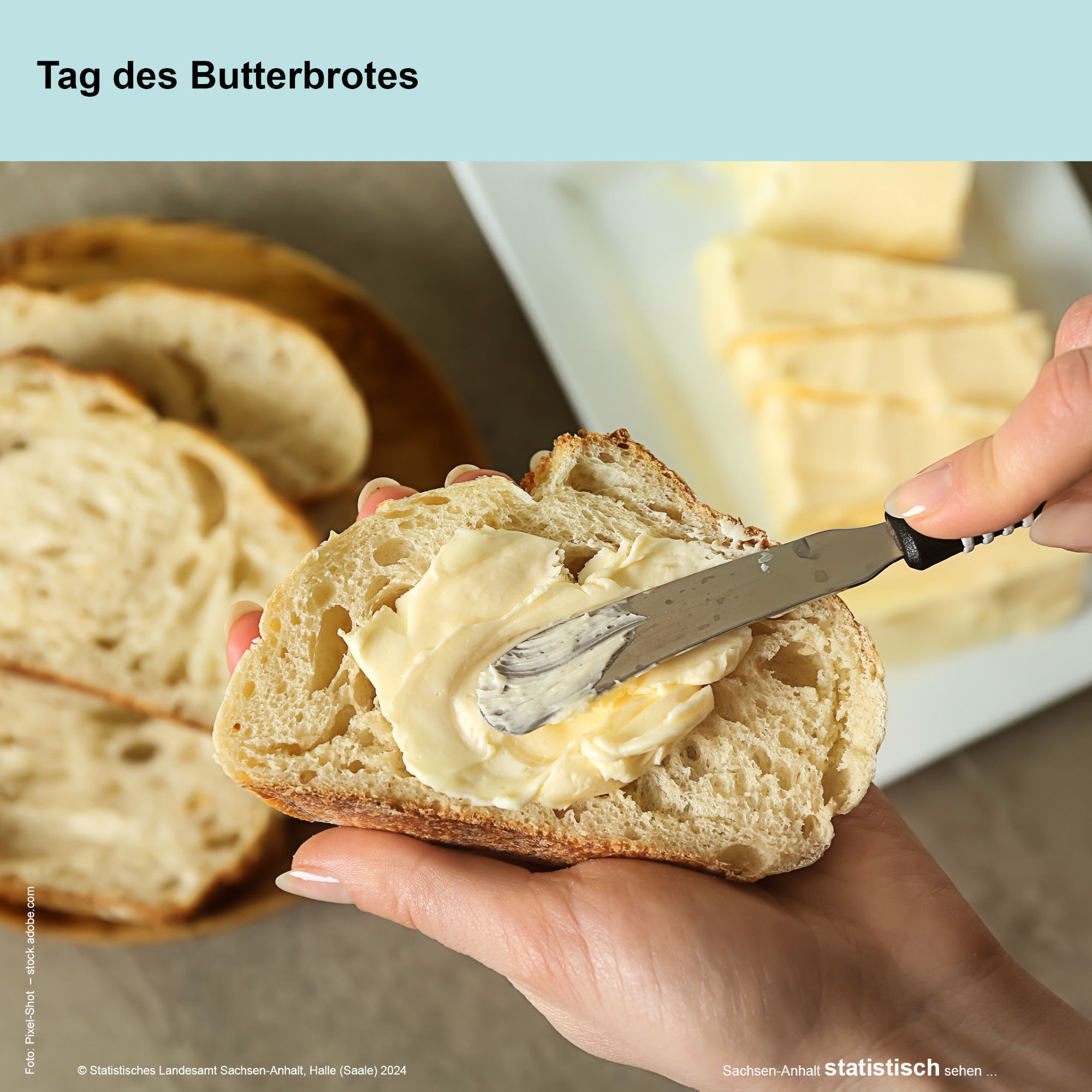 Foto: Eine Person bestreicht ein Brot mit Butter. Symbolbild für den Tag des Butterbrotes. Text: Tag des Butterbrotes.