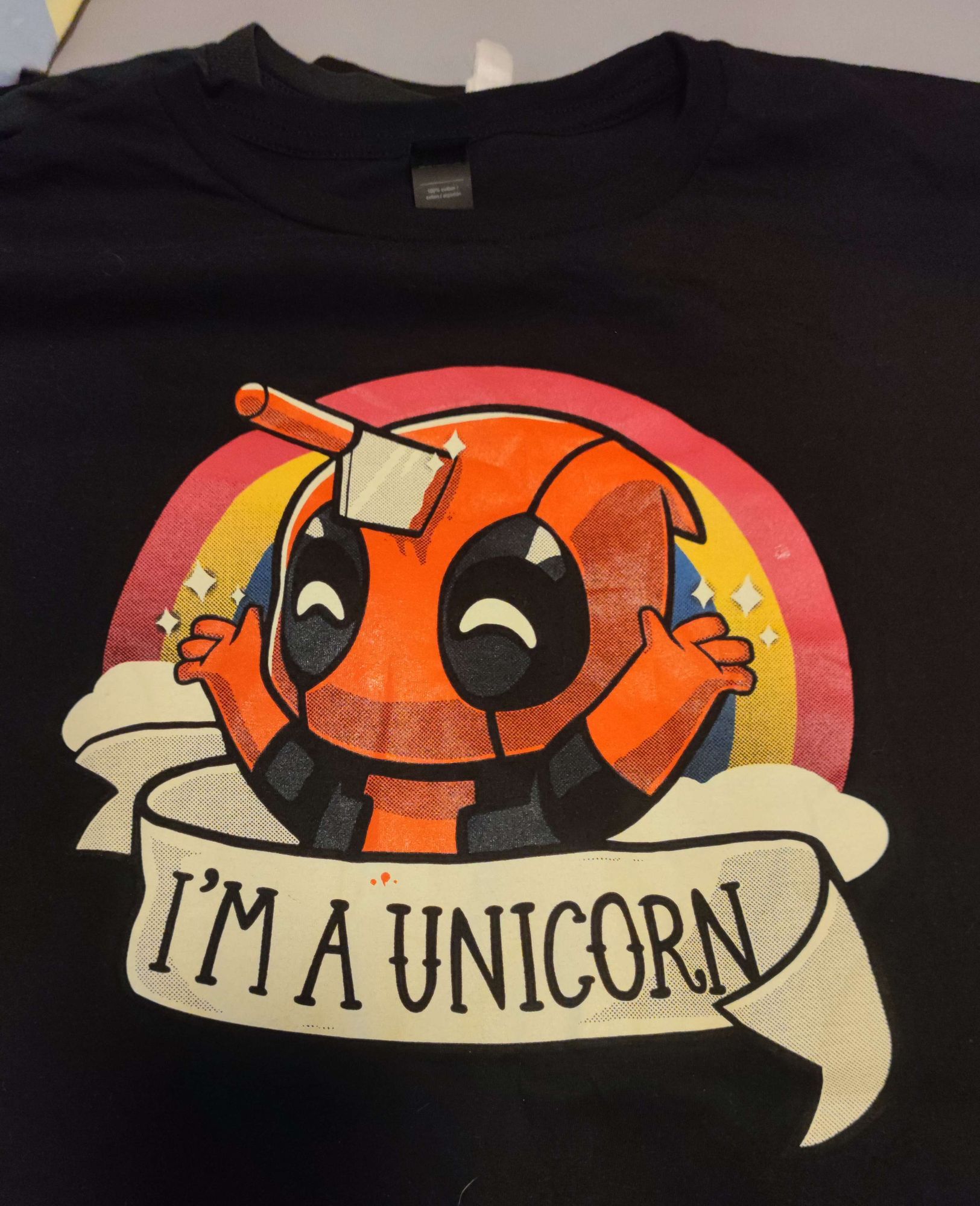 T-Shirt mit einem knuddeligen Deadpool drauf, dem ein Messer in der Stirn steckt mit dem Text "i'm a unicorn" darunter