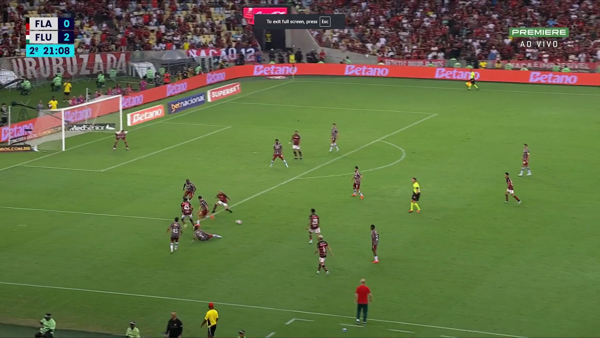 imagem do campo onde está rolando flamengo e fluminense

Os uniformes são muito parecidos, o que torna a distinção entre os jogadores de cada time mais difícil