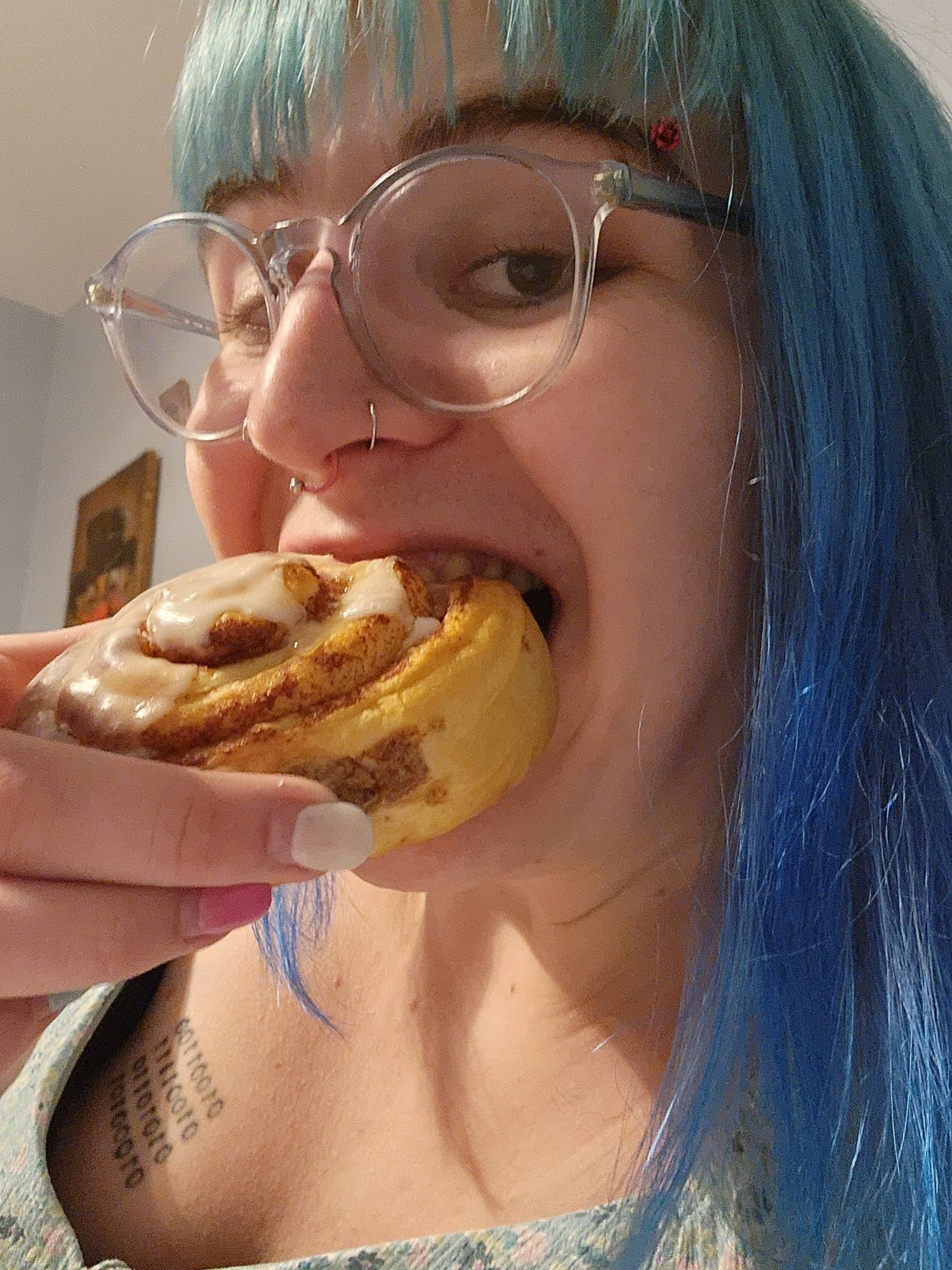 Juni selfie, she's taking a big bite of the cinnamon roll