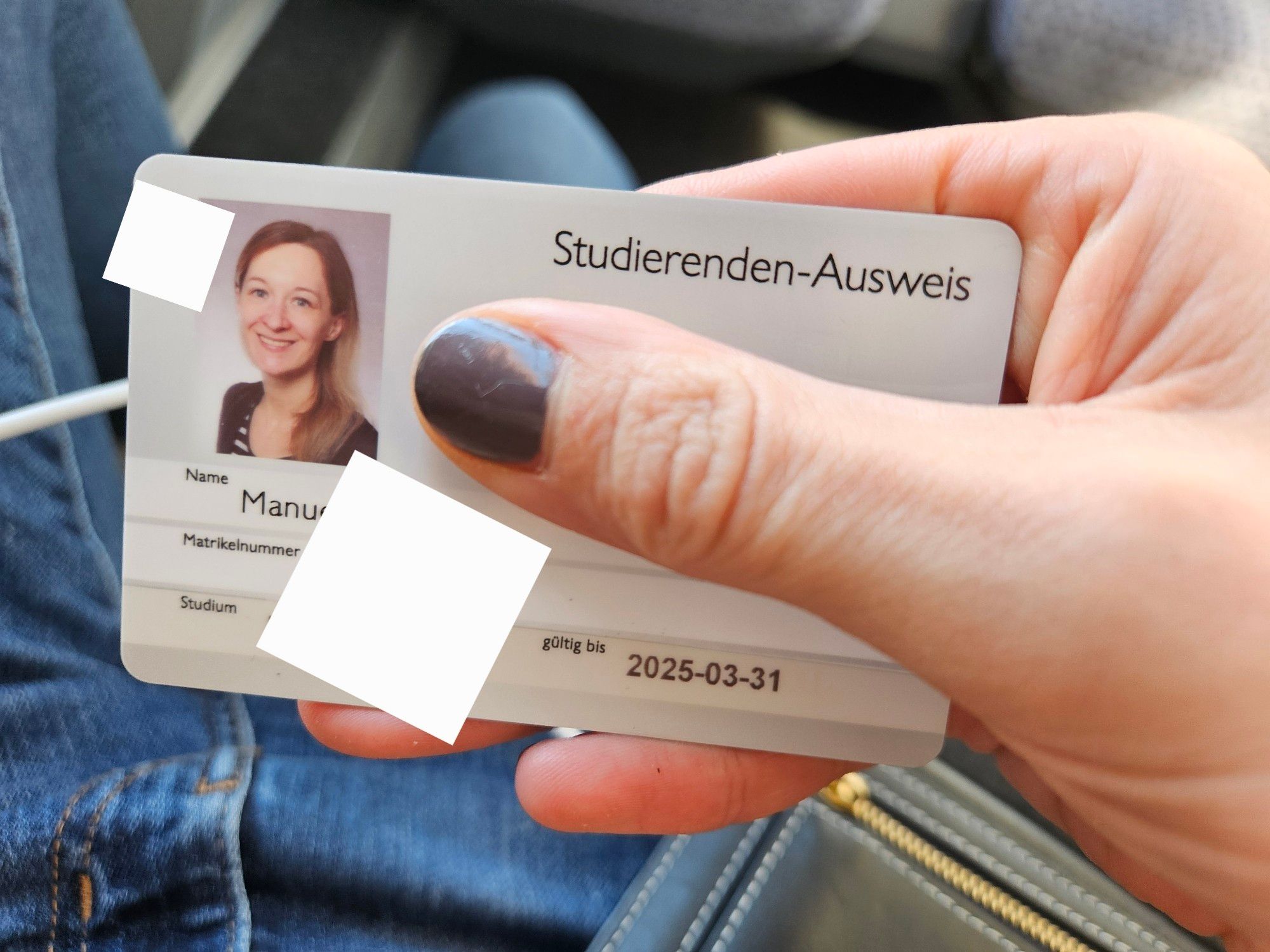 Eine Plastikkarte mit meinem Foto und der Überschrift Studierendenausweis.