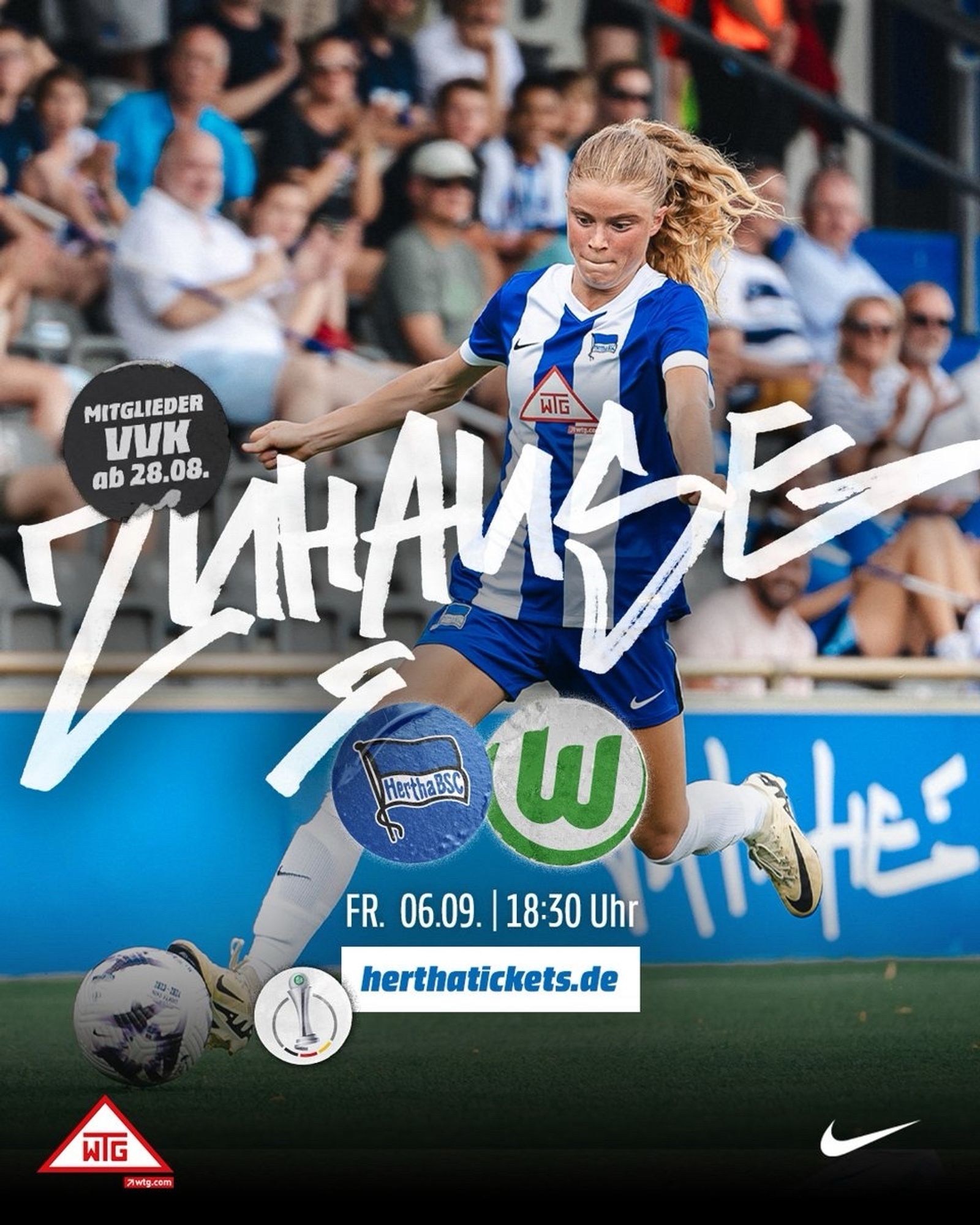 Ankündigung für das Pokalspiel der Frauen zwischen Hertha und Wolfsburg. eine Spielerin von Hertha BSC, die gerade den Ball schießt