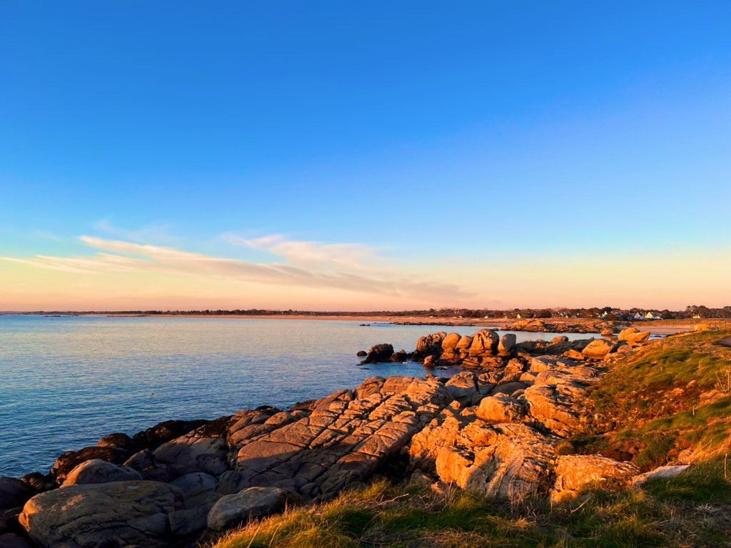 Coucher de soleil sur la côte, les rochers semblent dorés