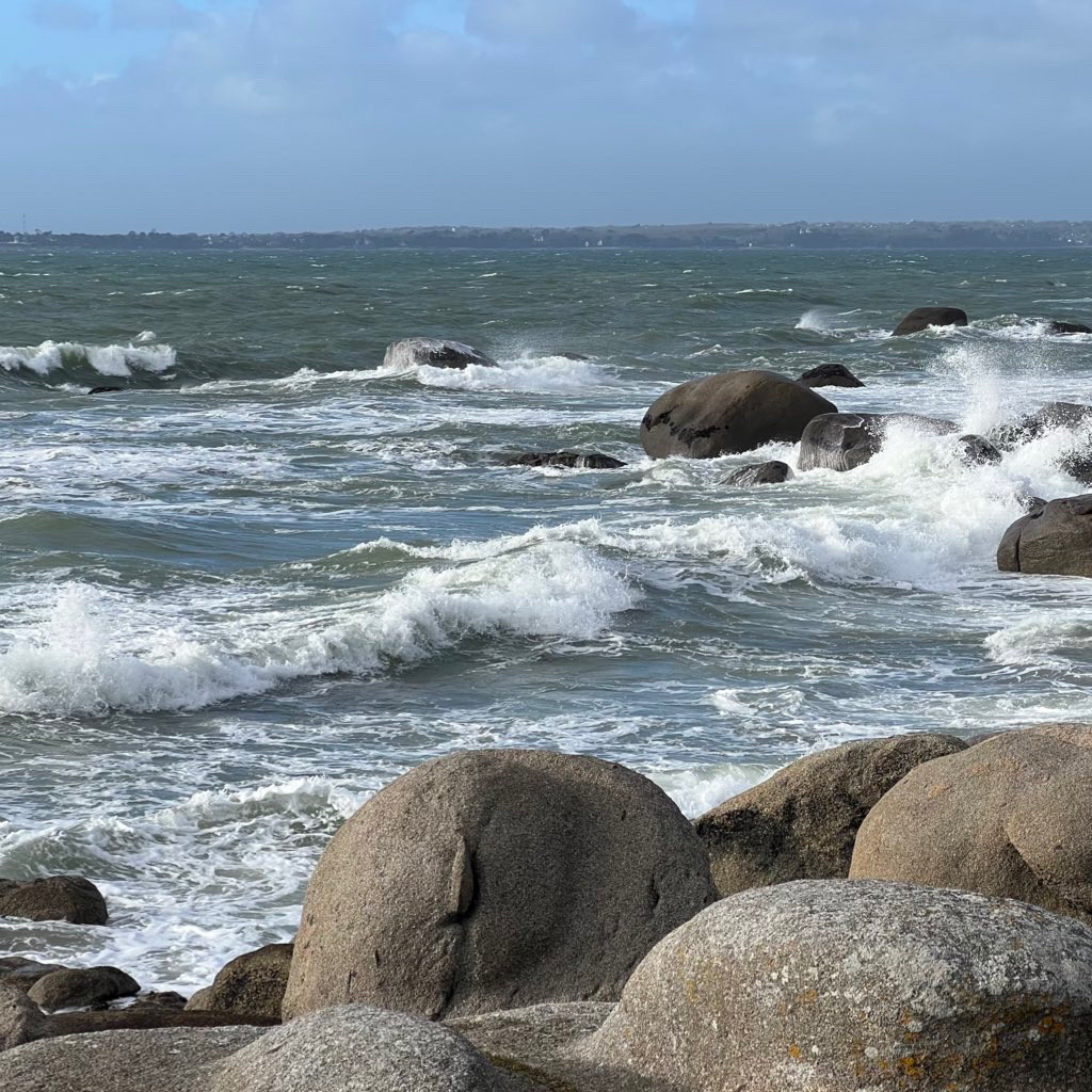 La mer agitée, des vagues cognent sur les rochers