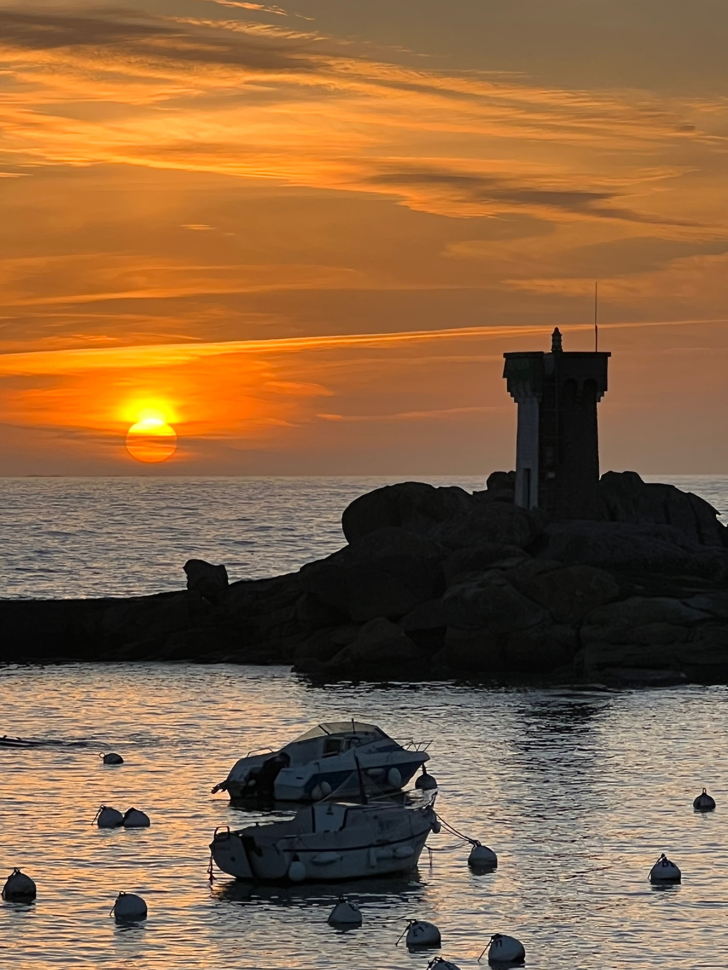 Coucher du soleil sur la mer derrière le phare de Trévignon