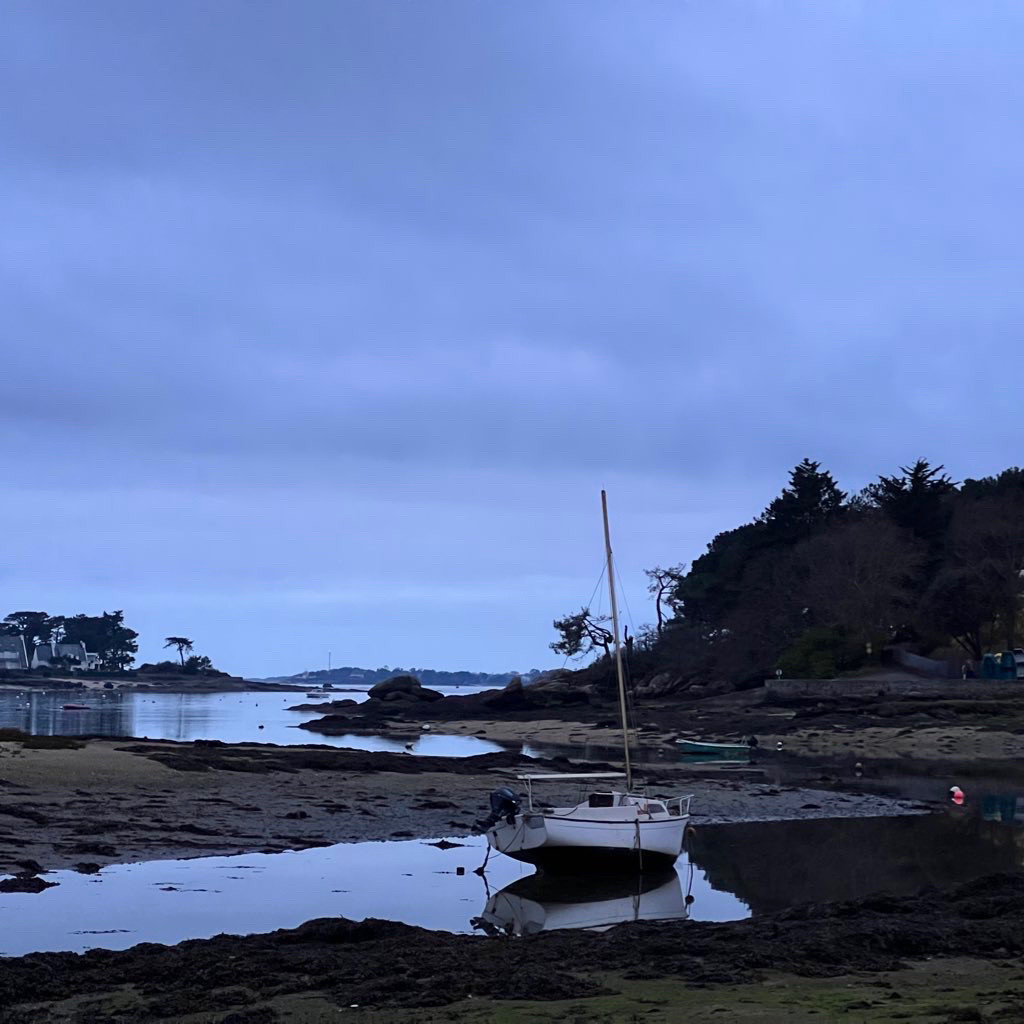 La ria à marée basse par temps gris