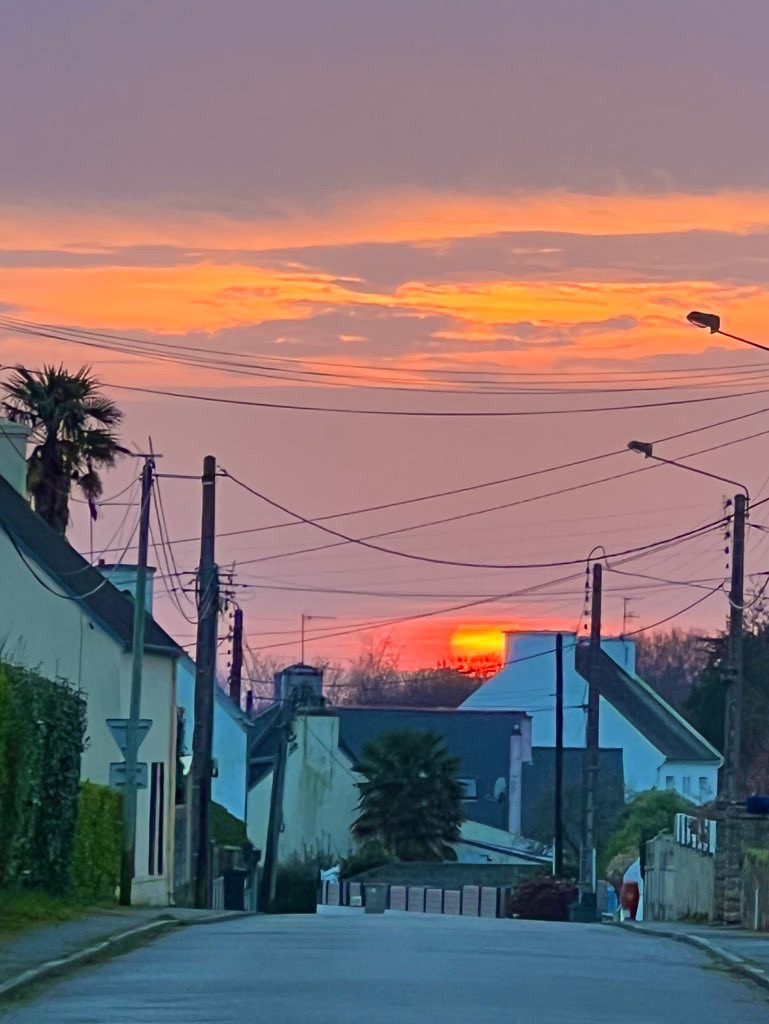 Coucher de soleil au bout de la rue