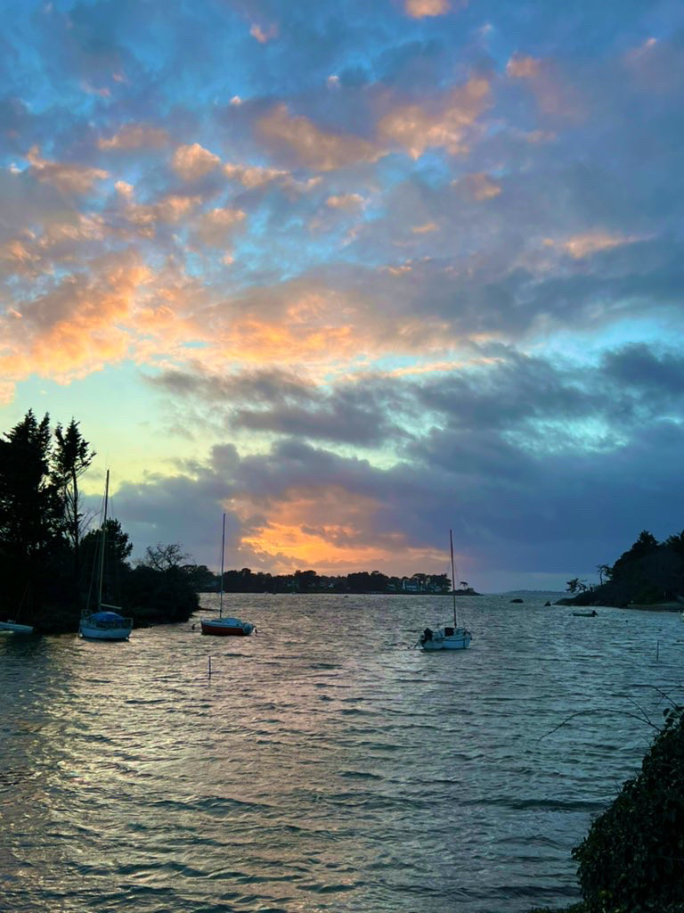 Ciel tourmenté au coucher de soleil sur la ria