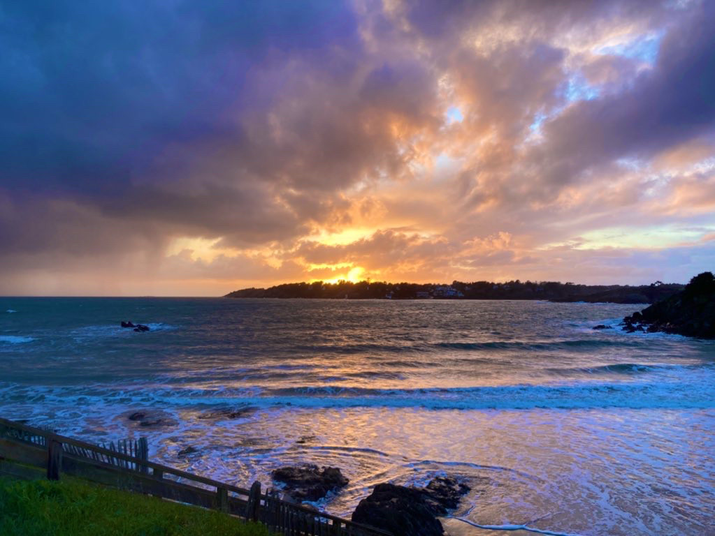 Coucher de soleil sur la mer, reflets dorés sur les vagues